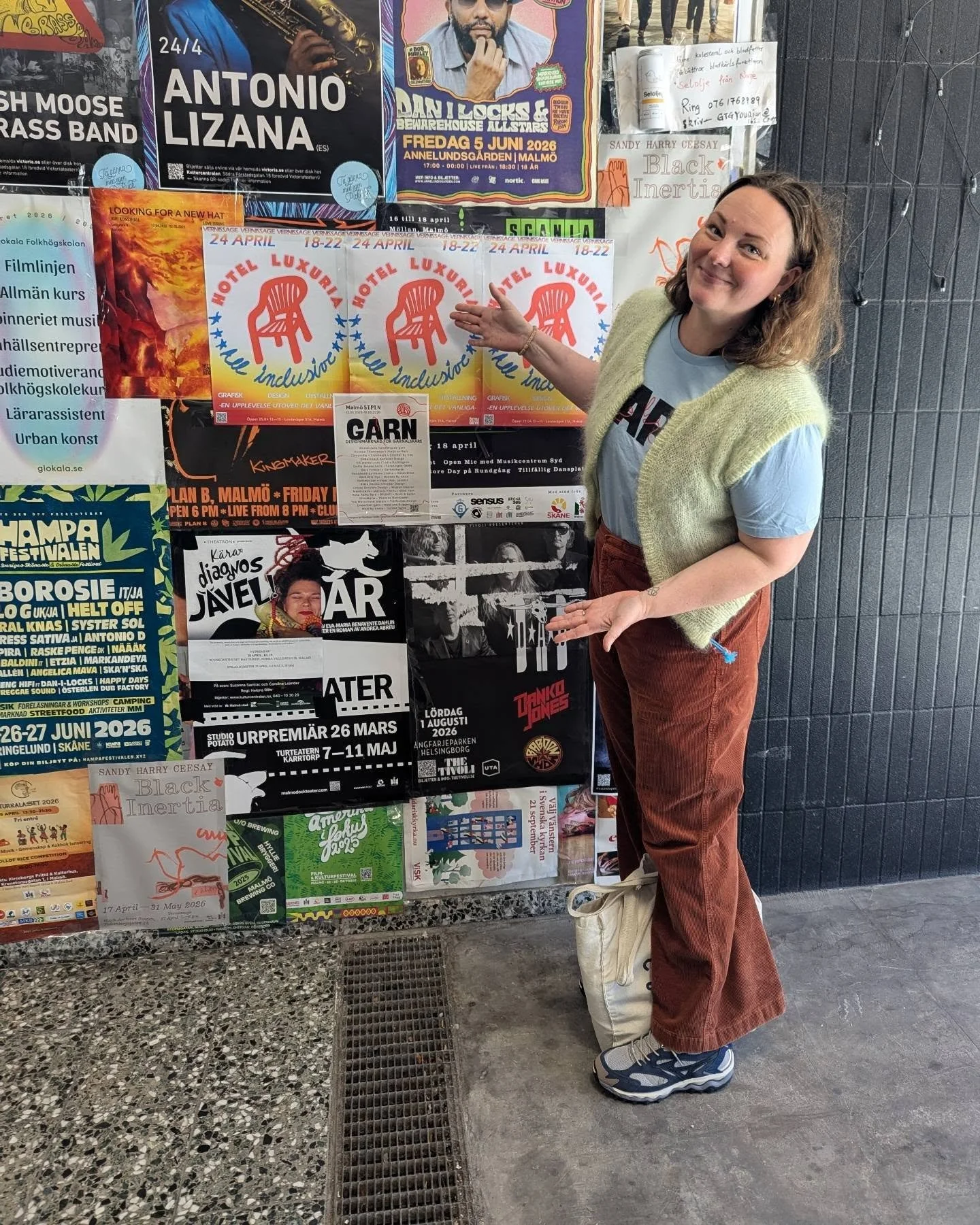 A weekend @mittmollanmarket with @stickgaris &amp; @foreningen_garn ❤️

1. Posters up!
2. Eating paletas.
3. Representing F&ouml;reningen GARN
4. Cool lamps!
5. New merch ready.
6. I'm not driving..

#stickg&auml;ris
#notorious_knitter 
#sverigesmjuk