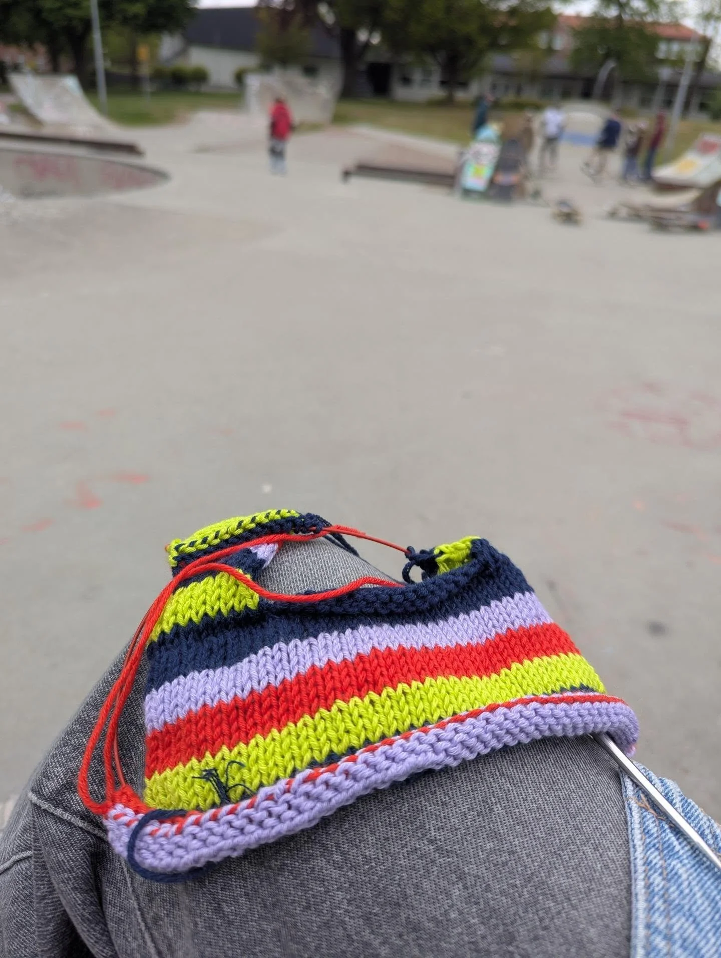 My #knittingintheskatepark is happening a lot less these days since my kids started going on their own. But today it's skateboard school and I'm back 😎.

I'm making a striped version of #thecolorfulkidstee that will be on show at GARN p&aring; STPLN