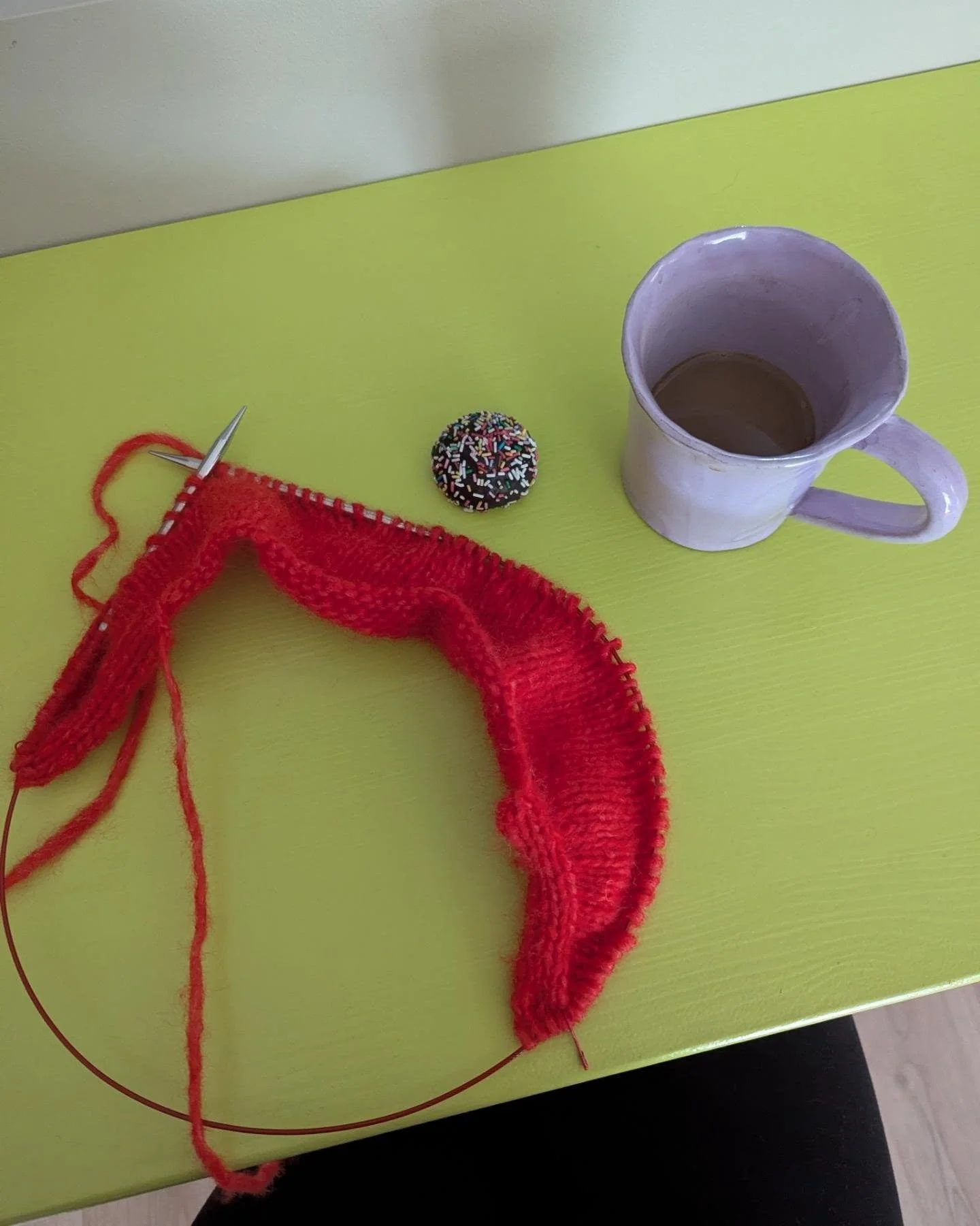 Knitted streetwear on my needles again.

Slightly obsessed with this red thing in Puno from @gepardgarn. I got the yarn from @maruchifibres and the pattern will hopefully be ready in time for @syochhantverksfestivalen in Ume&aring; this fall 🥳.

#no