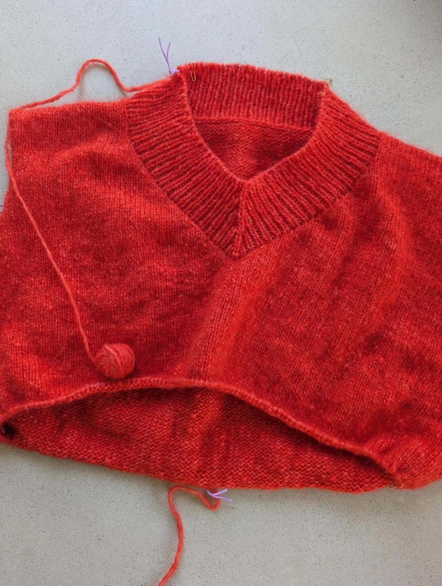 You know when you get this far and then you realise you're not happy with the shaping of the back neck and the back neck is the absolute beginning.. swipe for progress. 🐑

#knittingiscool 
#knittedstreetwear 
#knittersofinstagram 
#notorious_knitter