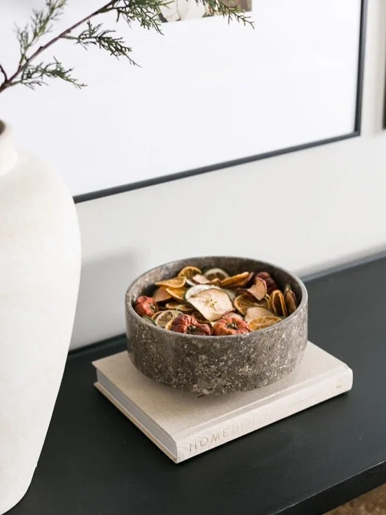 Spice up your space the easy way 🍊✨ A simple bowl of dried oranges, apples, and mini pumpkins adds instant fall charm and makes your home smell amazing. Cozy, effortless, and totally seasonal.

#elitespaces #falldecor #cozyhome #simpledecor #homesty