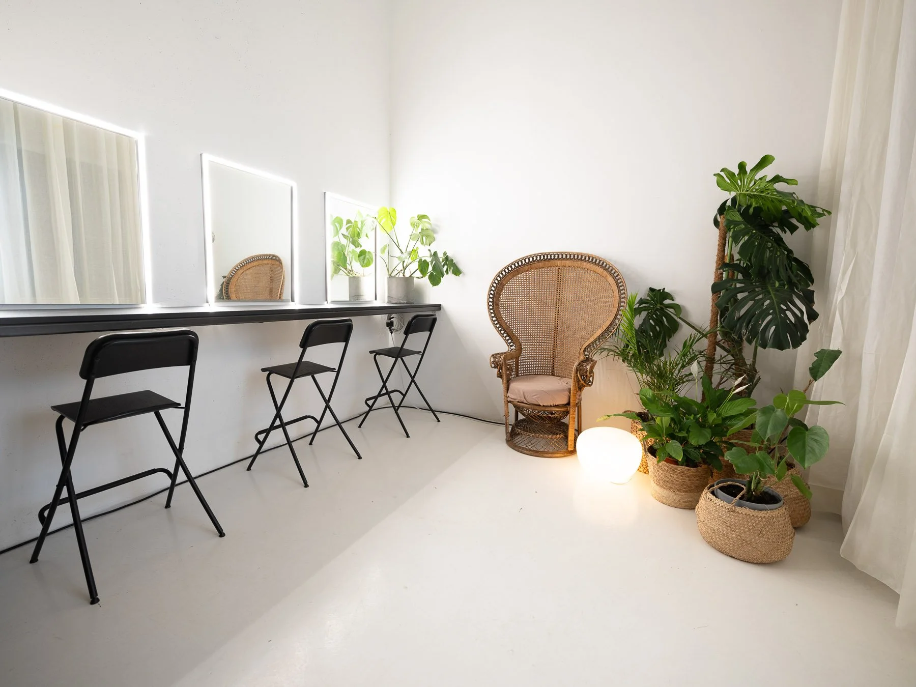 makeupstasjon med plass til tre, med god belysning og speil