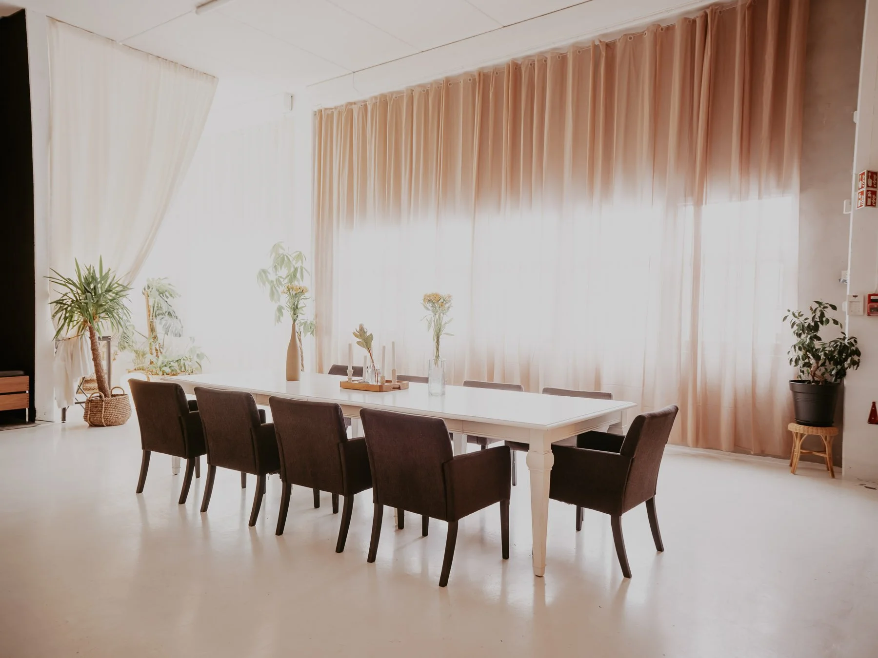 Stort bord som egner seg til arbeidsbord eller som spisebord