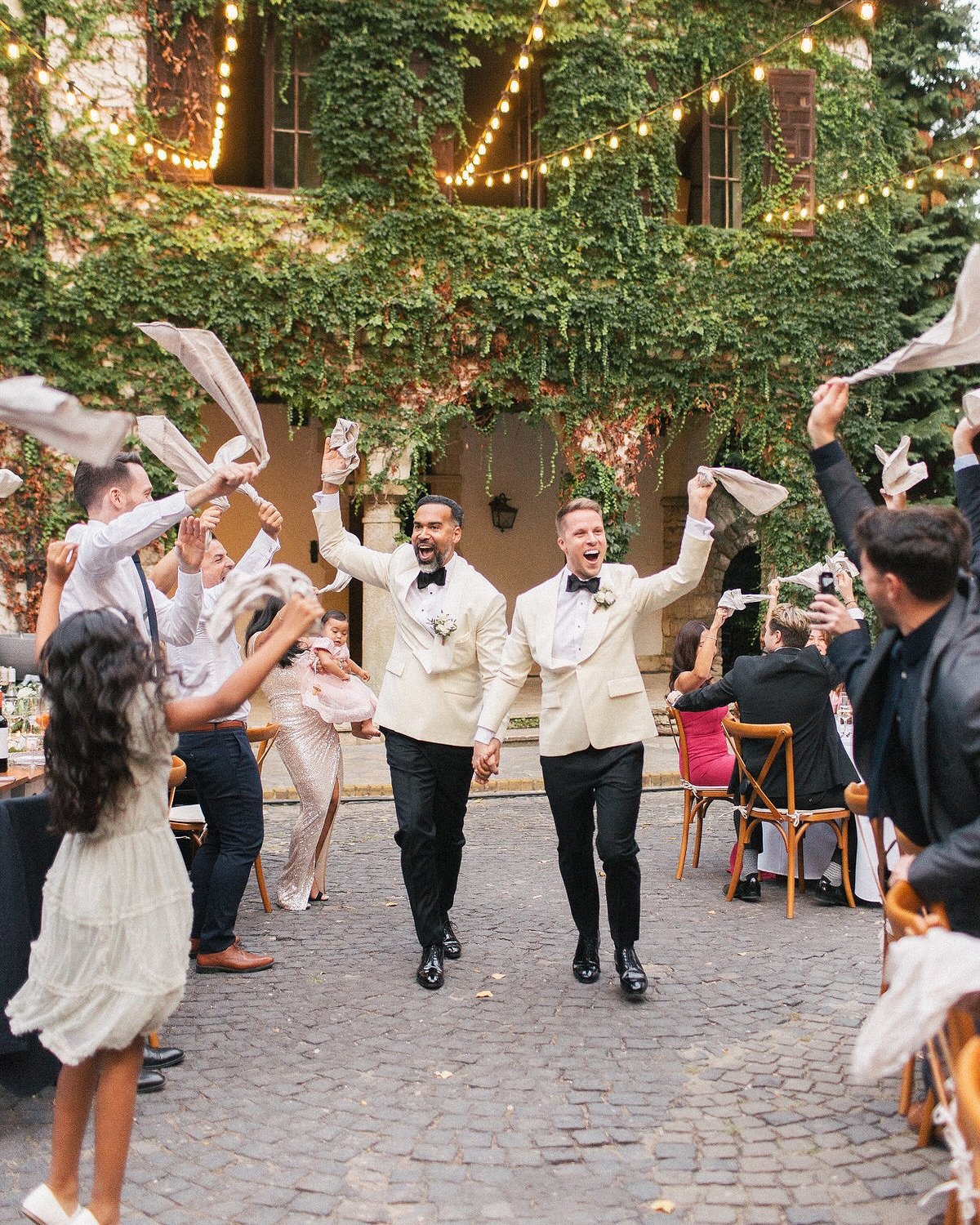 It was honor to shoot as a second photographer with @weddingsimaginedbysofia at this late summer #destinationwedding in @amberbride near Budapest.

1.photographer: @weddingsimaginedbysofia 
2.photographer: @ammonite_stories 
Videographer: @rolandimag