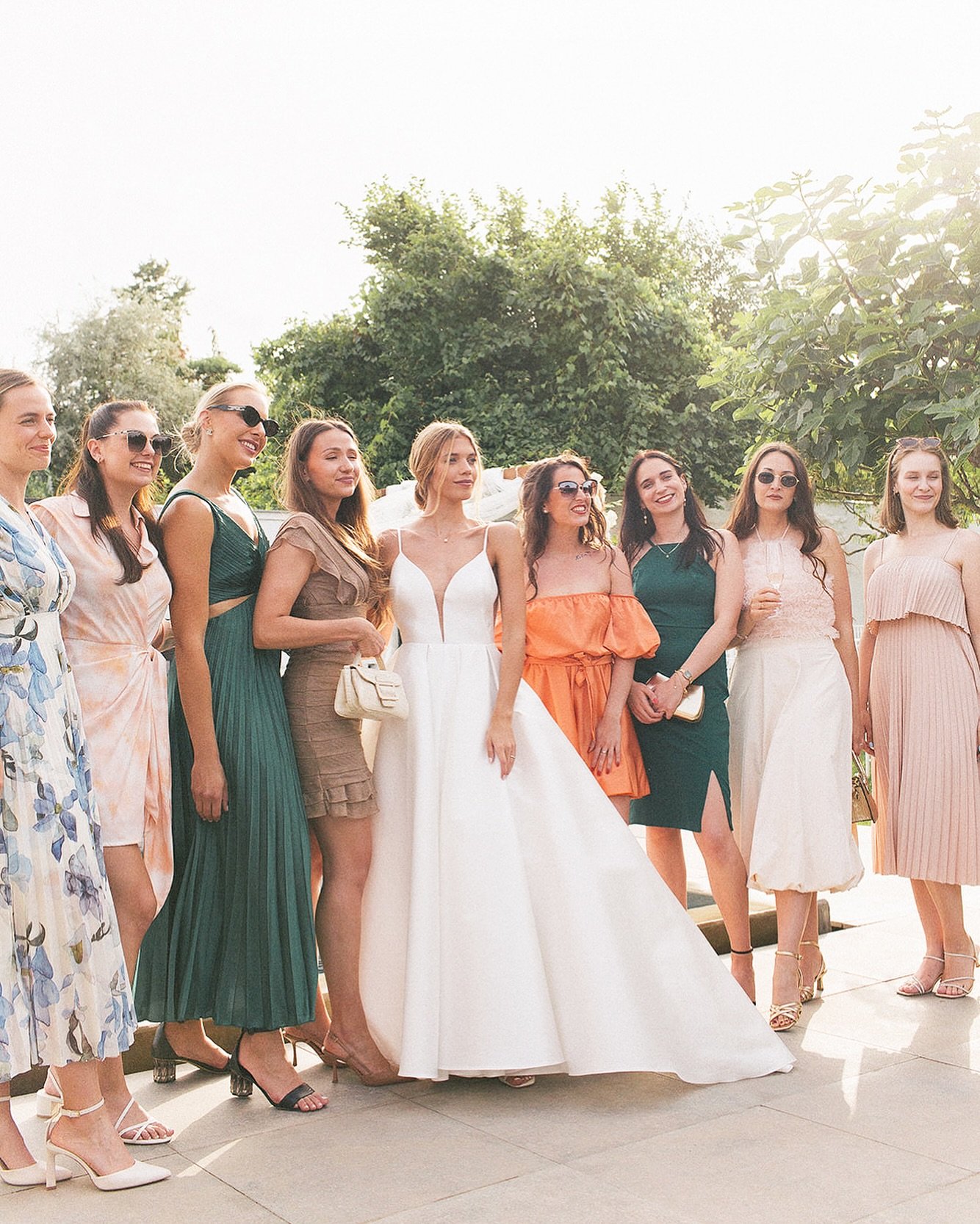 Cocktail Hour near the pool 🍸

There are no words for these beautiful soft summer lights 🌞

#wedding #weddingmoments #summer #summerwedding #poolside #poolsidewedding #summervibes #hungarianwedding #weddinginhungary #fashionwedding ##classywedding 