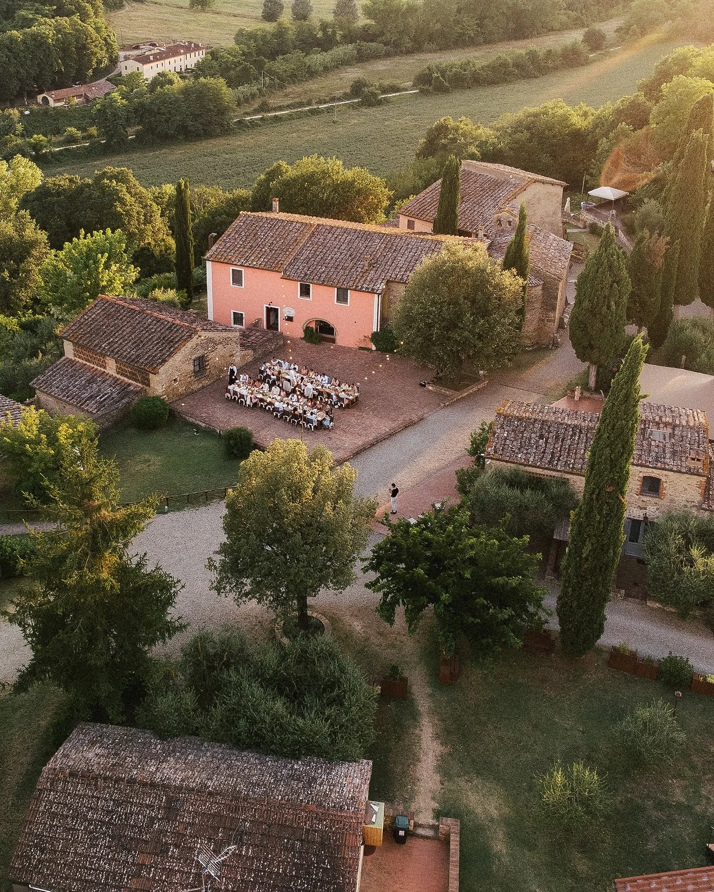 An unforgettable  warm summer evening in @anticoborgosanlorenzo ,a candlelit wedding dinner,  balmy Tuscan air, and timeless beauty all around 🏛️🍷🇮🇹

#wedding #italy #italywedding #weddinginitaly #tuscanywedding #weddingintuscany #weddinginspo #t