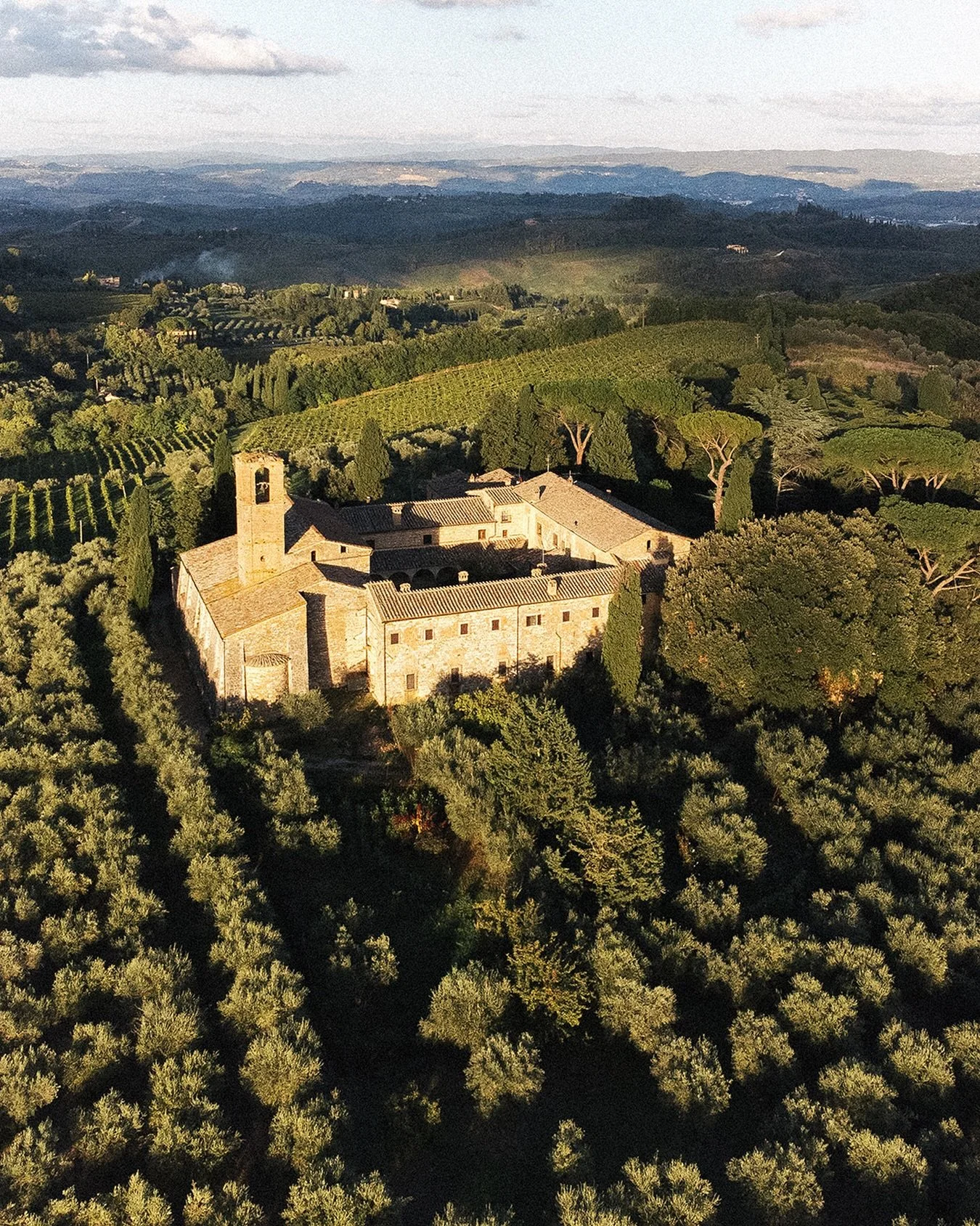 Silent beauty of the italian countryside 🇮🇹

#italy #tuscany #tuscanygram #tuscanylovers #sangimignano #drone #dronephotography #dji #weddingphotographer #italyweddingphotographer #italianweddingphotographer #tuscanyweddingphotographer #tuscanywedd