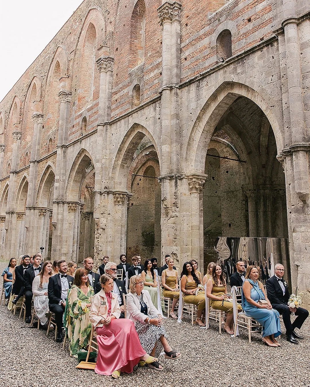 A short sneak peek of Gabie and Jimmy&rsquo;s tuscan bohemian wedding, we loved every moment of it! 🇮🇹🍸

Photography by @ammonite_stories @weddingsimaginedbysofia @designedbyhatty 
Catering by @tuscanitaliancooking 
Band @moondanceband 
Venues @ab