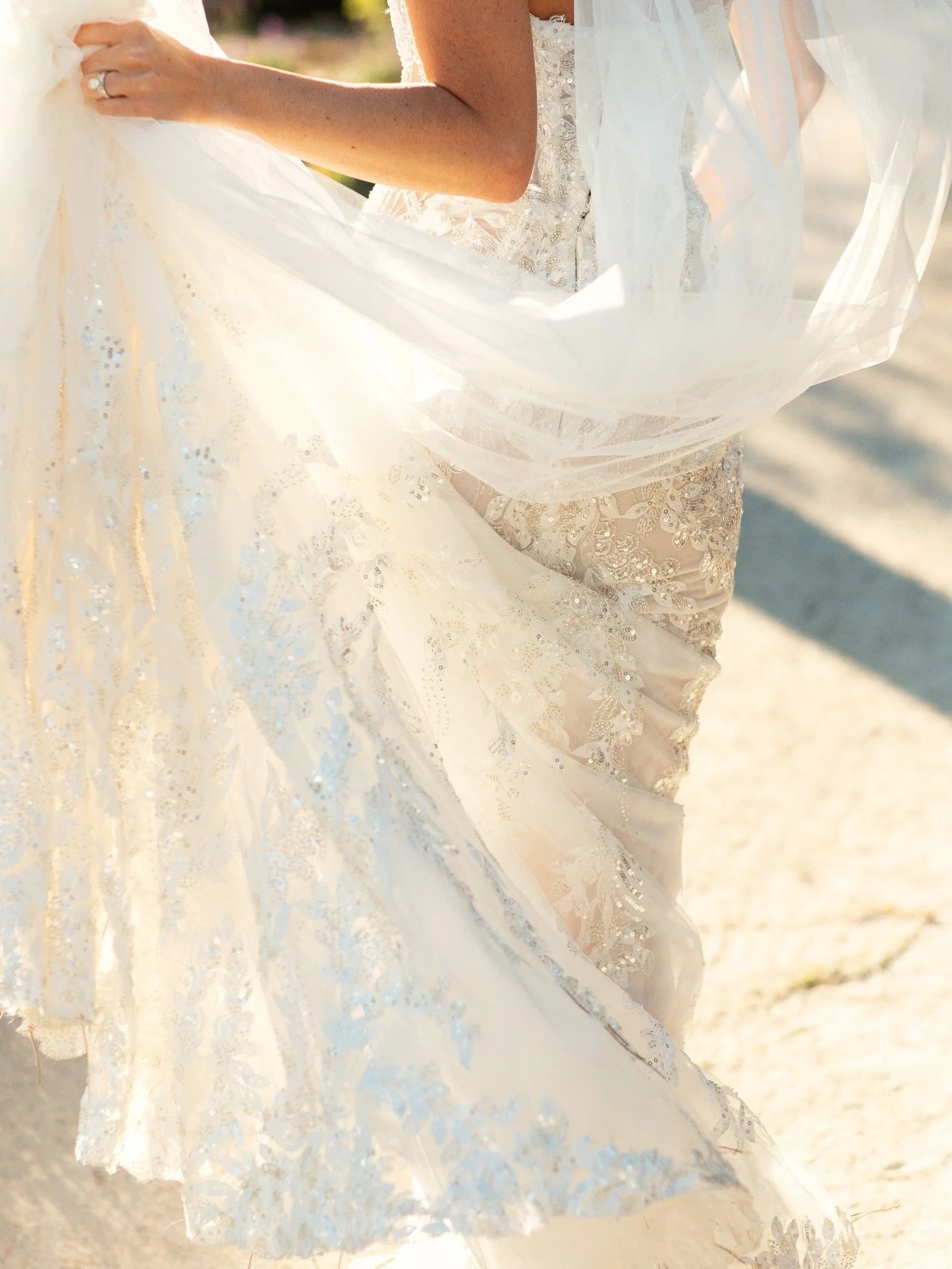Isabelle&rsquo;s Wedding Dress in the Golden Hour🌞

#bridalwear #weddinginhungary #hungarianweddingphotographer #esk&uuml;vőfot&oacute;s #esk&uuml;vőfot&oacute;z&aacute;s