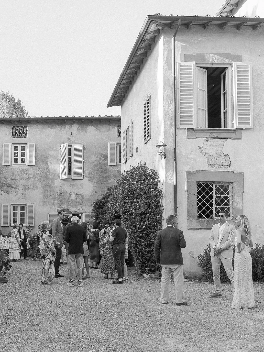 Nora and Amerigo welcomed their loved ones to Italy with a warm and intimate dinner near Lucca.
As the early summer evening unfolded, friends gathered around the table, sharing stories, glasses of wine, and heartfelt embraces before the following day