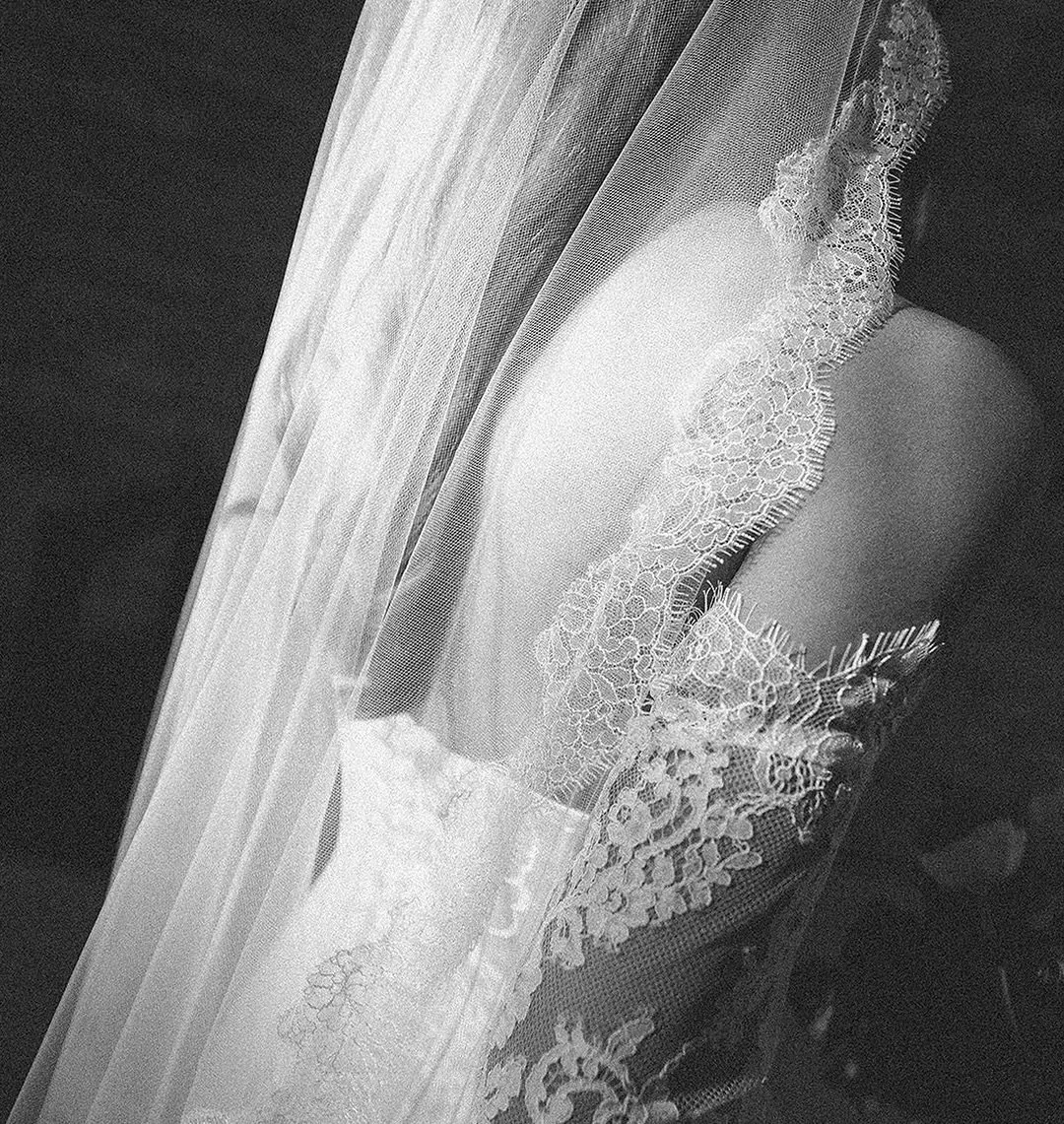 A small chapel in the Umbrian hills, surrounded by stillness, beauty, and the quiet anticipation of forever.

An intimate beginning to a beautifully lived celebration.

@nikisresort 
@lindajostler_tuscanyweddings 
@karinamakeupcreative 
@weddingsimag