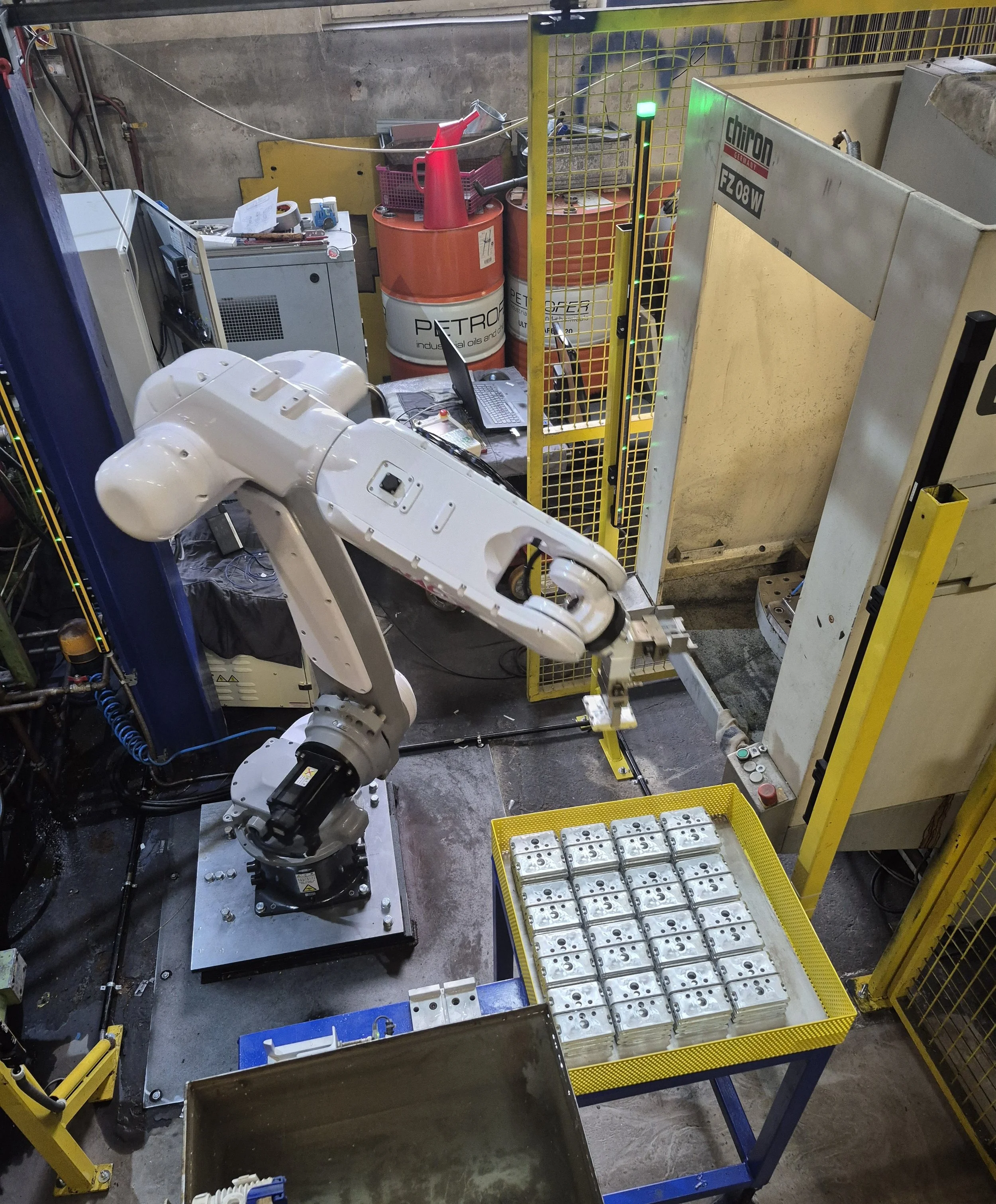 Roboter Bauteilhandling mit Palettierung, Maschinenbeladung und -entladung