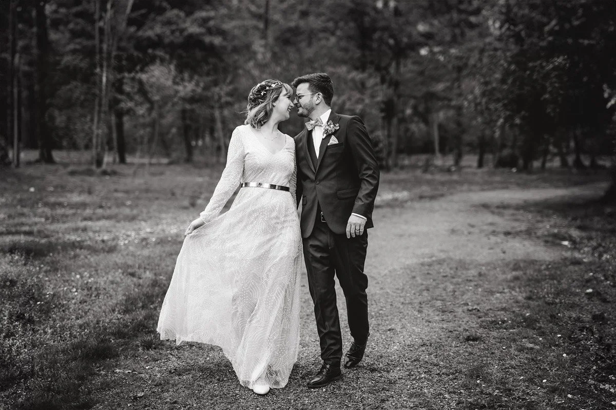 Hochzeitspaar läuft und schaut sich tief in die Augen
