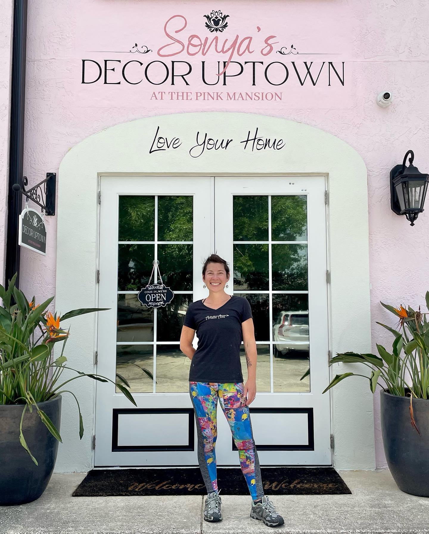 🤩🎨
So excited to finally be sharing these finished pics of my very first #polytabmural completed for Sonya&rsquo;s @decoruptown in #staugustine Florida! It took a lot of research, tenacity, and precision to complete this #branding project and I&rsq