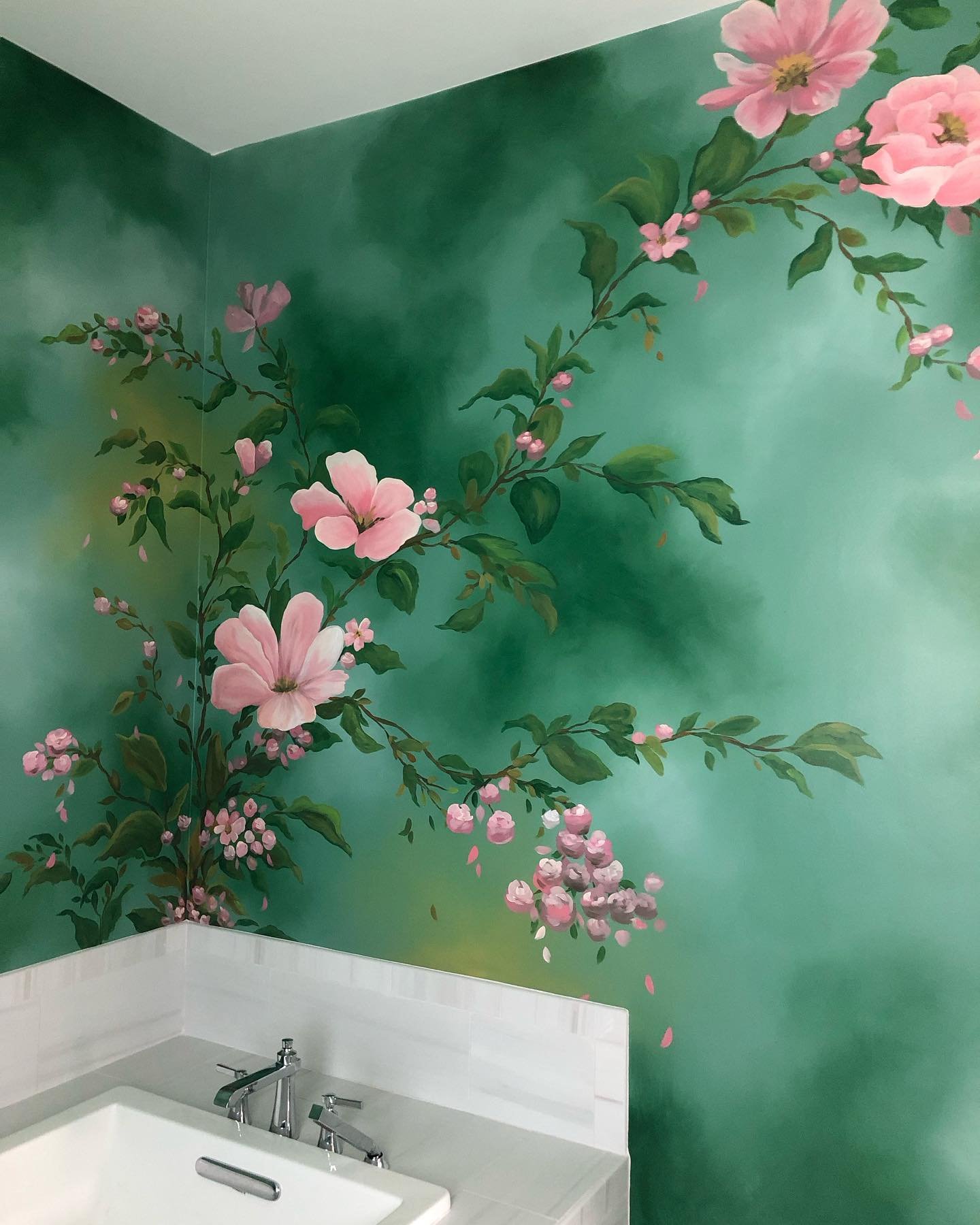 🌸🛁🌿
Just finished this show-stopper master bath space today for a residential client in Ortega, Jax. Yesterday I base coated the room and applied a faux patina finish. Today I painted the leaves and flowers. Can&rsquo;t wait to start their powder 