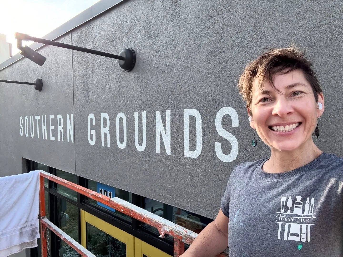 ☕️🎨
Some finished pics of this sign I hand-painted for @southerngroundsco at their newest location at📍400 Riverside Ave. in downtown #jax ! Honored to be working with this team of passionate business owners!
👩🏻&zwj;🎨🙏
#signpainter #muralist #mo