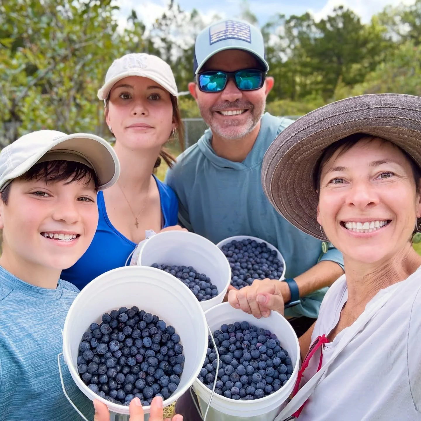 🫐🥒🌮🐴
Some days are for blueberry picking, horse cuddles, the best empanadas in town at @arepaplease and a visit to @thepicklefactoryhq !
