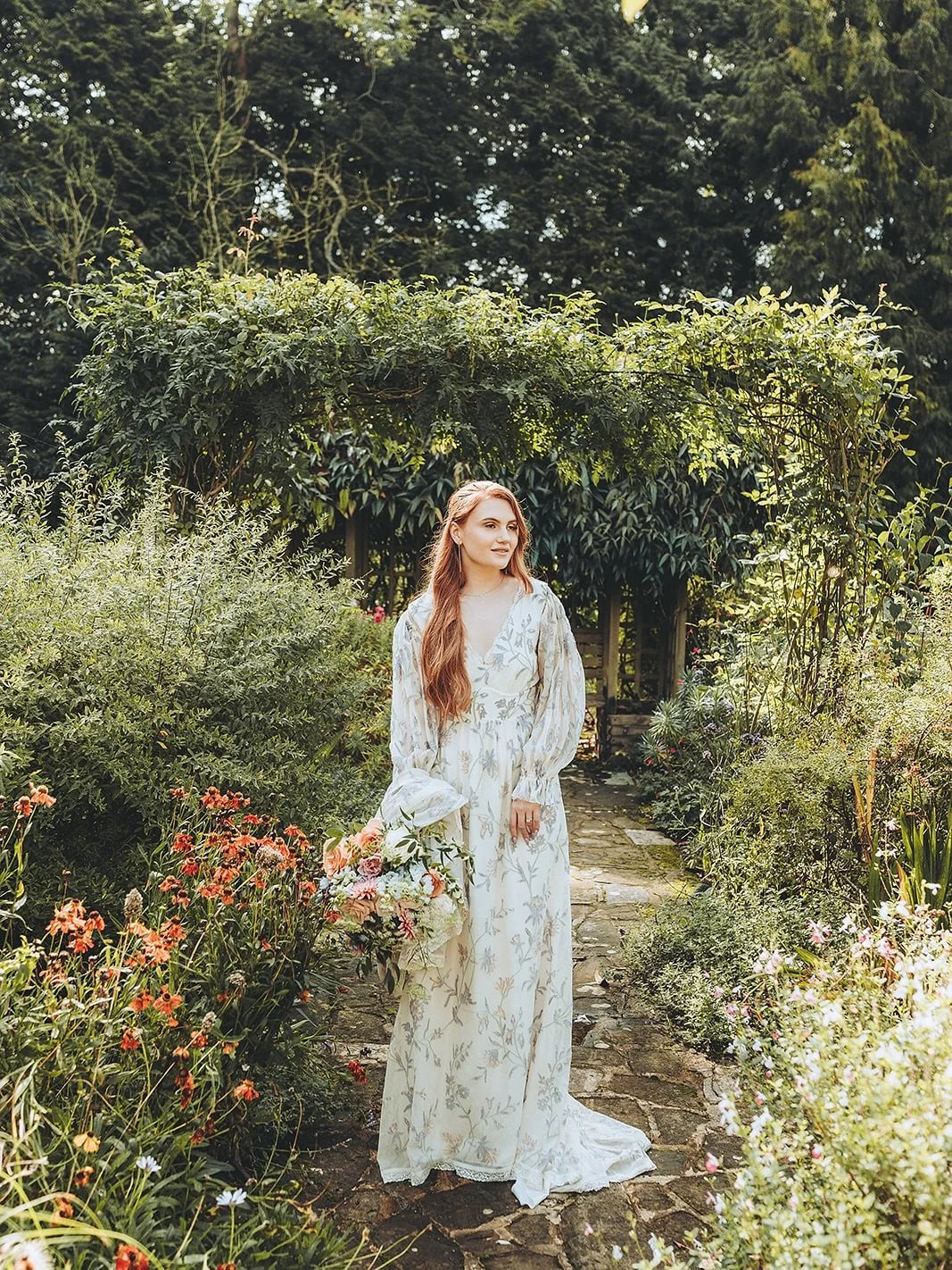 A moment for this beautiful soft dress! When wedding dresses can be comfy too! 
Too often, planning a wedding becomes a list of endless decisions and stress, but it should feel like this — soft, joyful, and full of meaning.
Every detail, from