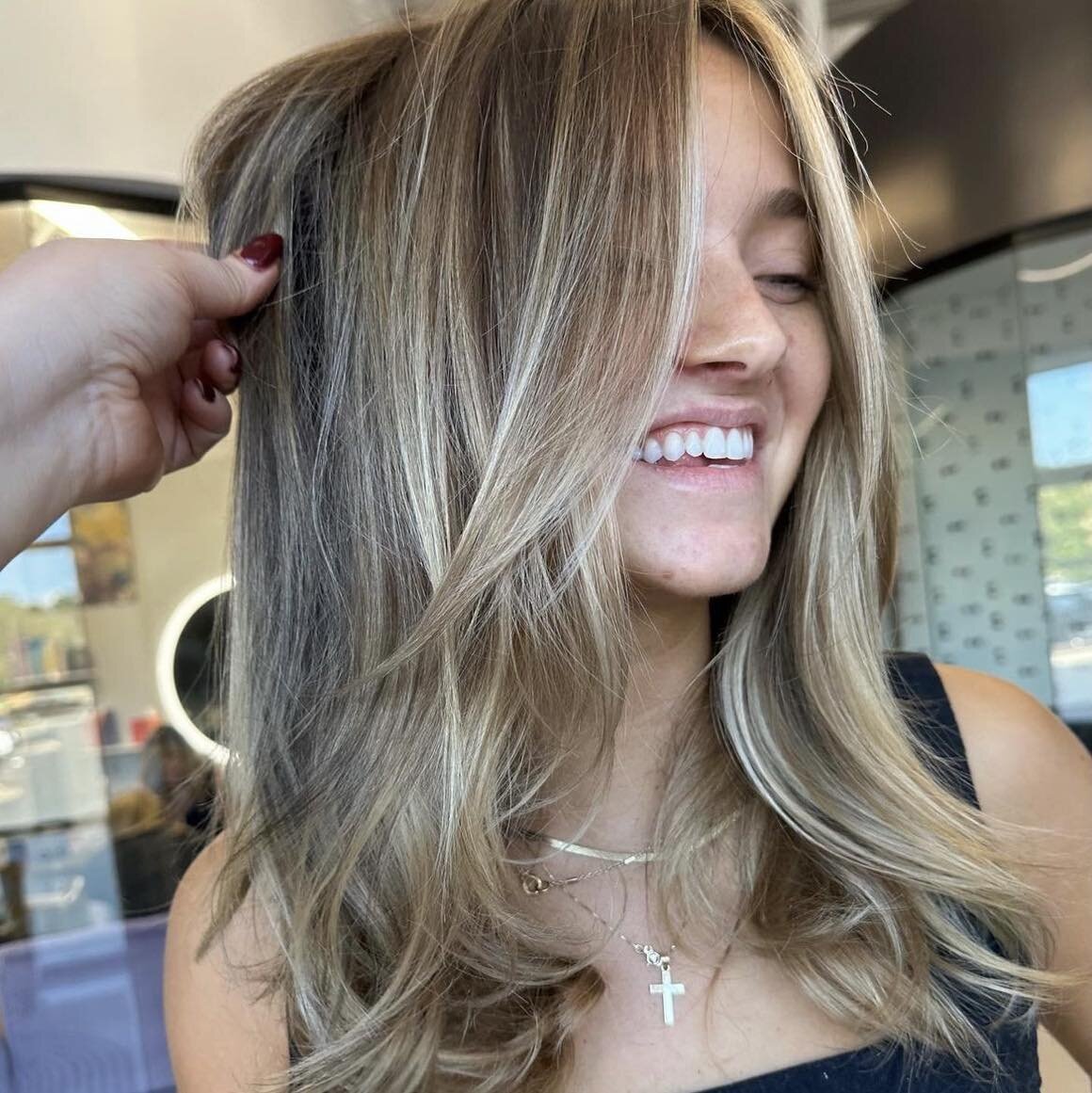 All smiles for good hair 💕

Color x @hairxxlaurenn ✨ She&rsquo;s accepting new guests for the holidays! Click the link in our bio to book with her today! 

#charlottehair #charlottehairstylist #charlotteblondes #charlottesalon #charlotteextensions #