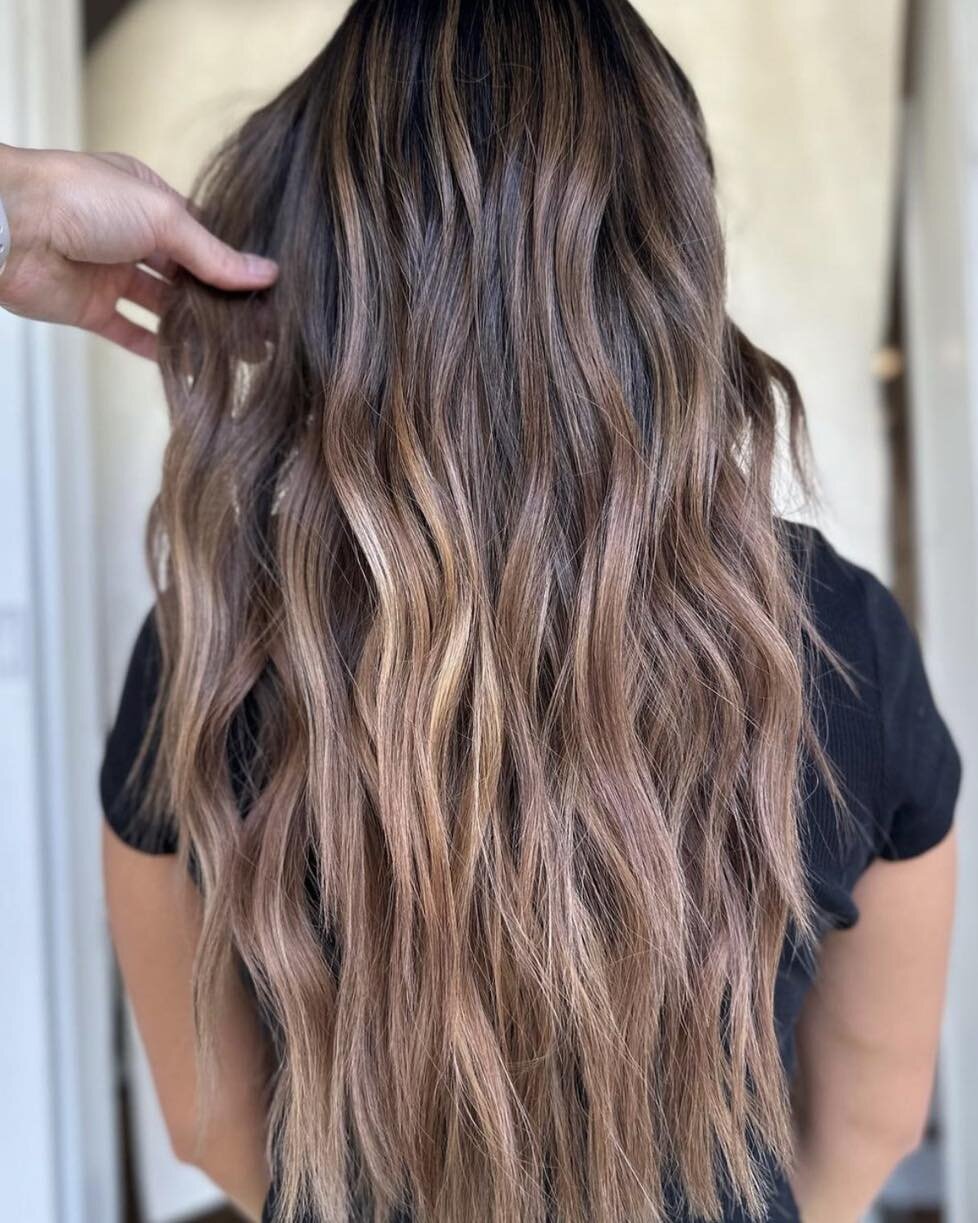 Name this color! It&rsquo;s giving creamy chai vibes to us ☕️

Color z @alleedoeshair , she&rsquo;s accepting new guests! Click the link in our bio to book with her! 

 #charlottehair #charlottehairstylist #charlotteblondes #charlottesalon #charlotte
