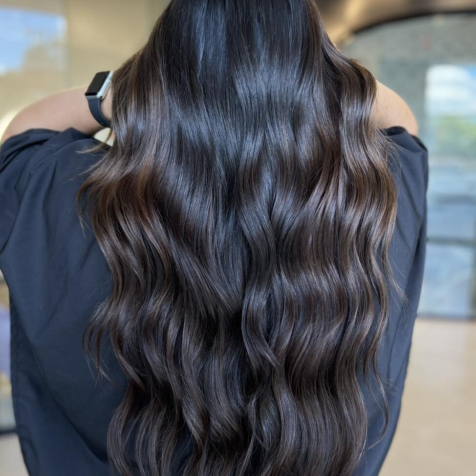 We love how discreet and blended these extensions are by @christiebrennbeauty ! 

Ready to change your life with hand-tied extensions? Click the link in our bio to schedule a consultation! 

#charlottehair #charlottehairstylist #charlotteblondes #cha