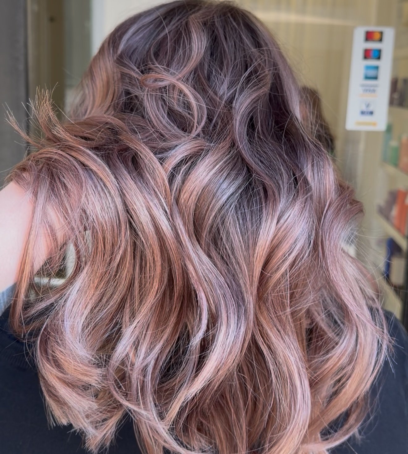 Eine Haarfarbe in verschiedenen Lichtverh&auml;ltnissen 💡

#spazehairstudio #rosehair #coiffeurz&uuml;rich #strawberryhair