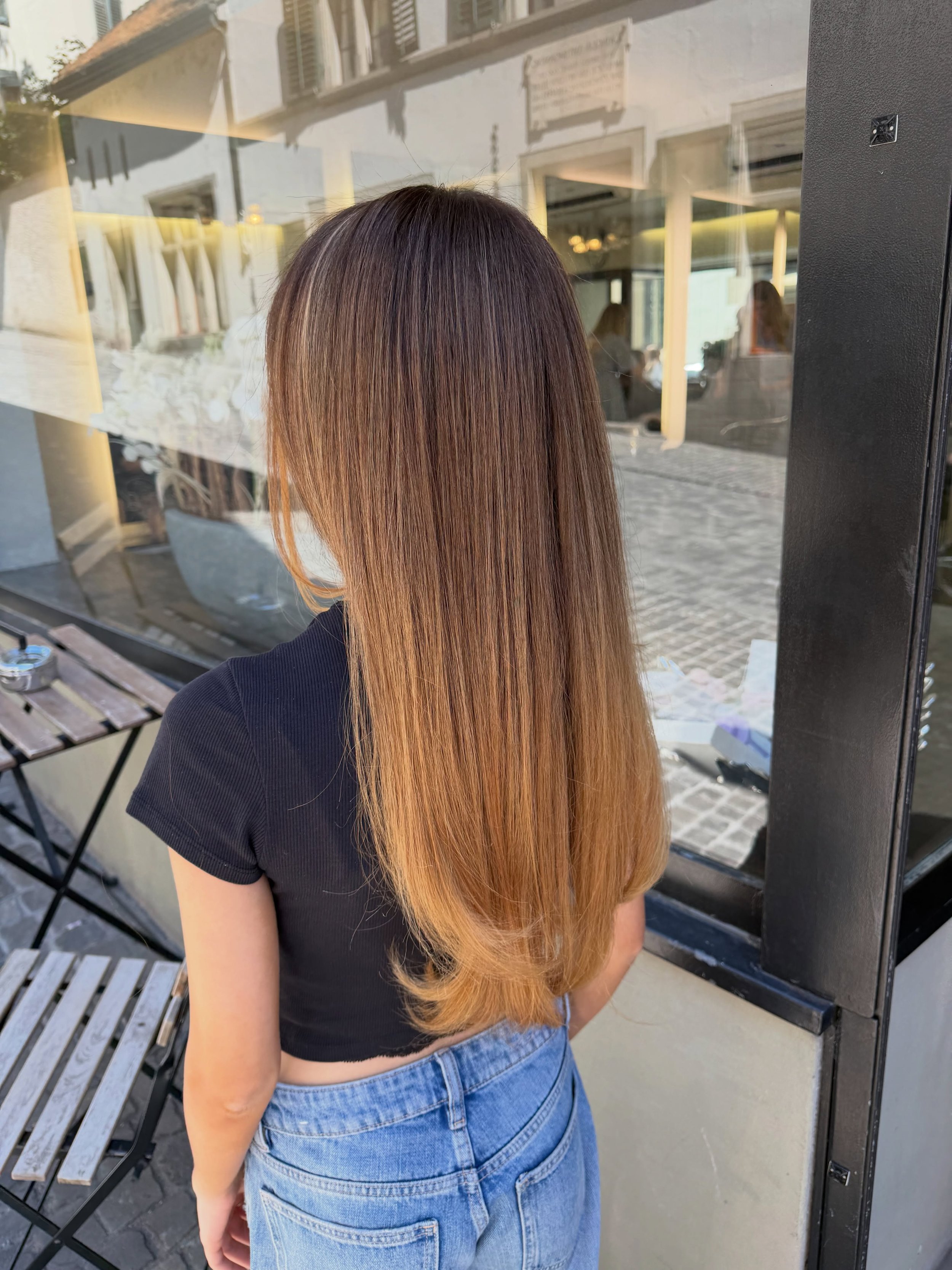 Wie wundersch&ouml;n ist denn Loredana&lsquo;s Tranformation an dieser Schwarzhaarkundin? Von Schwarz zu Braun zu Blondem Balayage. Perfekt f&uuml;r den Sommer ☀️

#spazehairstudio #blondspezialistz&uuml;rich #summerhair 

z&uuml;rich blond schonende