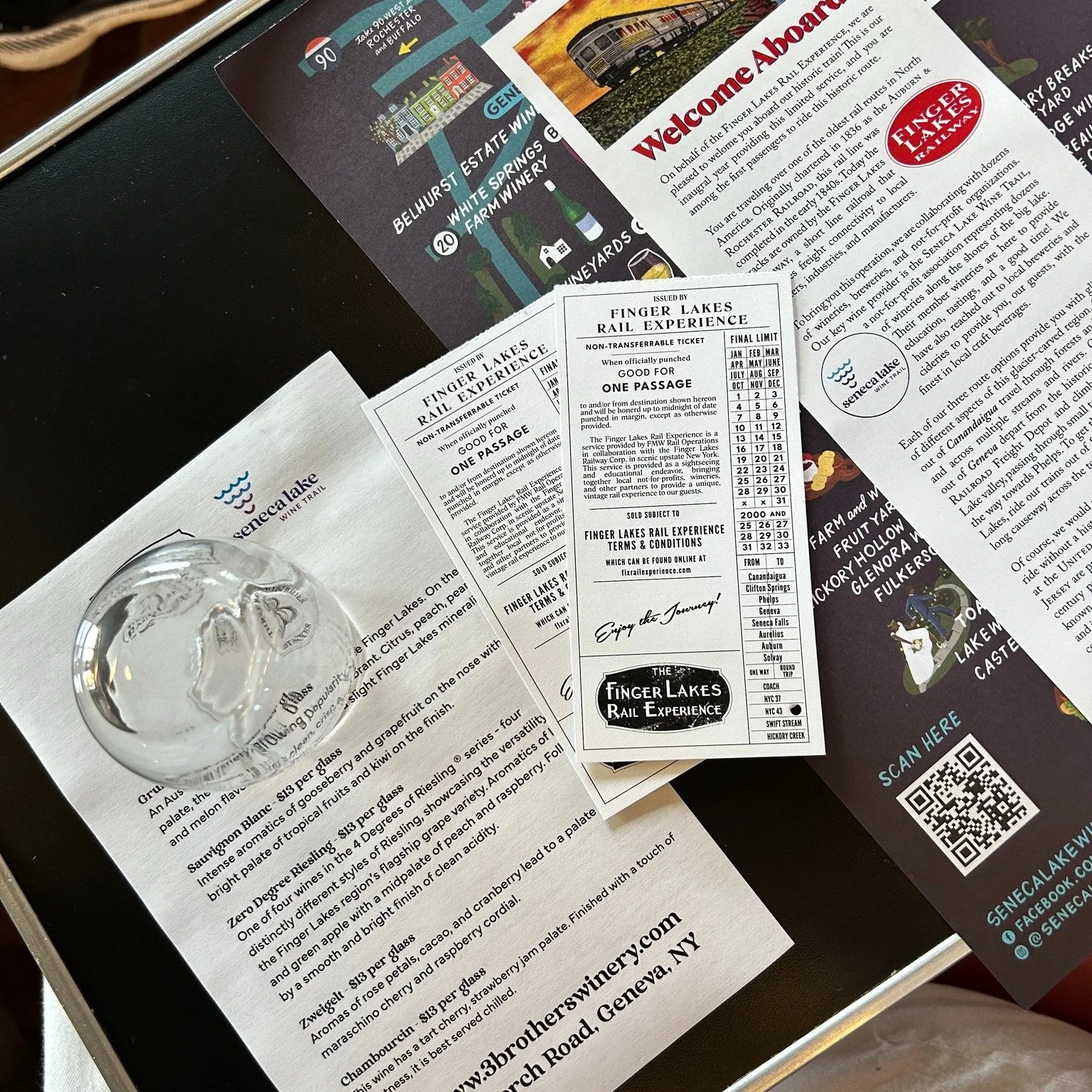 Looking for something new and unique to do in Canandaigua? Book a ticket on the @flxrail train. Jason and I chased the golden hour with the Sunset Club experience. We sipped wines from @3broswine and snacked on cheeses from @thecheeseclubflx (loved t