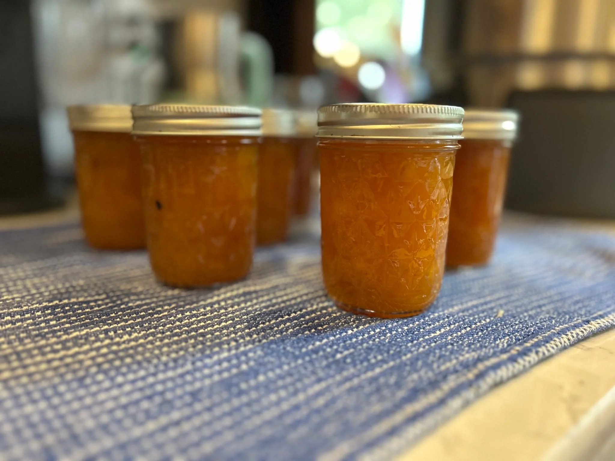 We couldn't let the season end without one more trip to @hurdorchards. Turning peaches into peach jam (and peach, plum, ginger jam!) was the perfect sweet end to  summer jam making, and guests are raving about the flavor. 

 #jammaking #jammakingseas