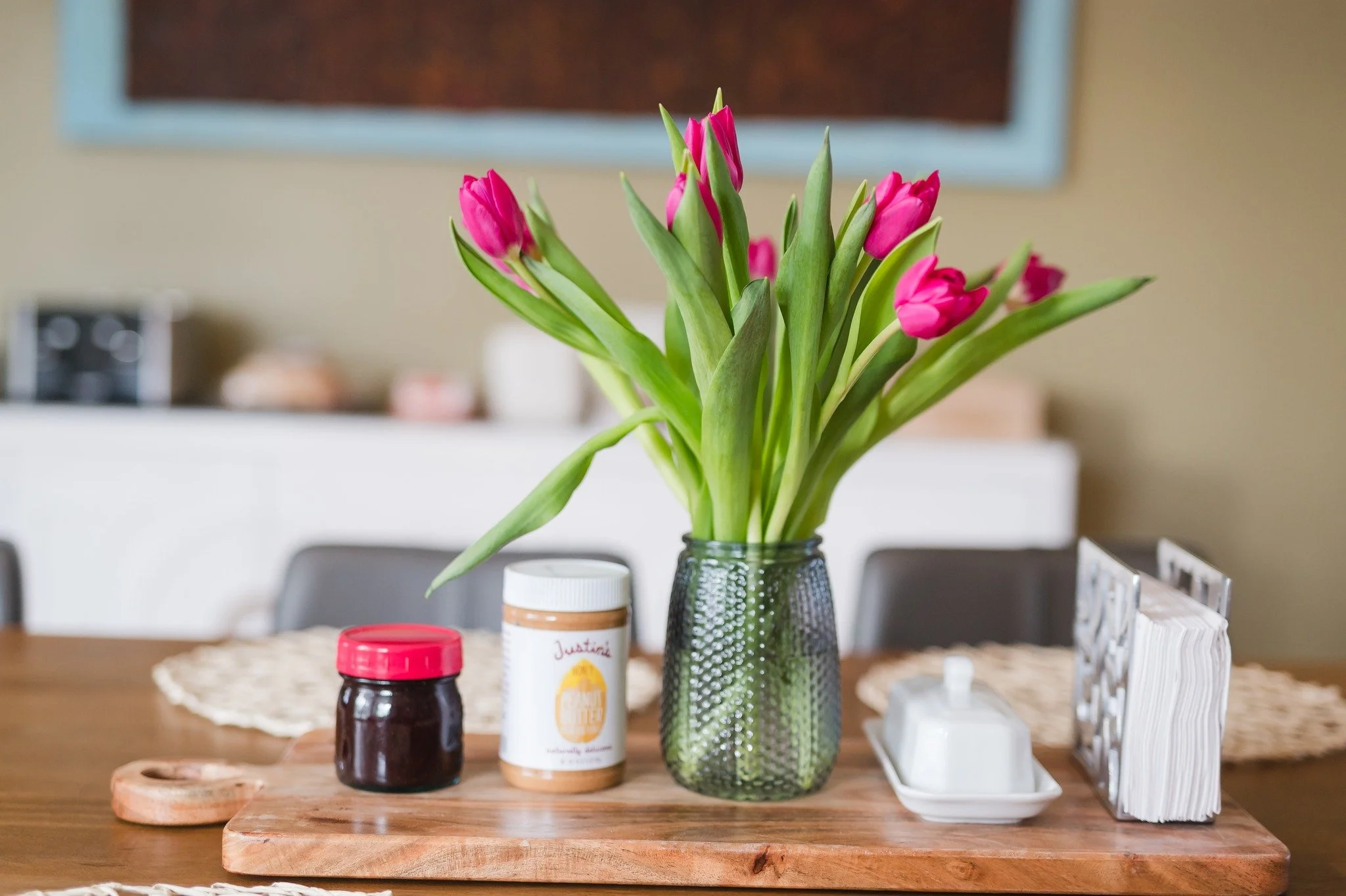 Nothing says spring is coming&mdash;🙏🏻 please make it come faster&mdash;than fresh tulips on the breakfast table. 

#tulips #hurryupspring #fingerlakesbedandbreakfast #tablescape #bedandbreakfast #fingerlakes #canandaigua