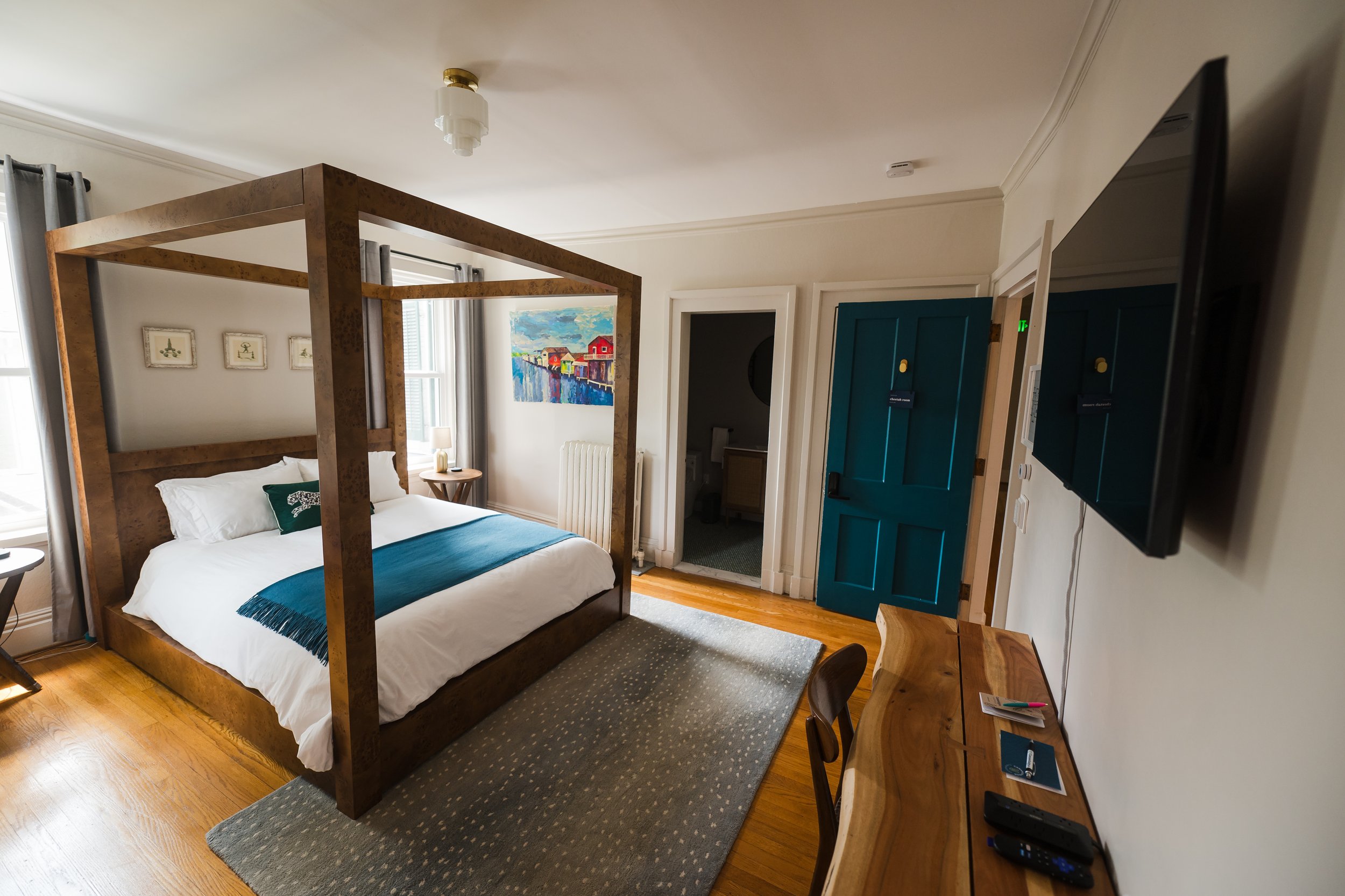 cheetah-room-view-toward-bathroom.jpg