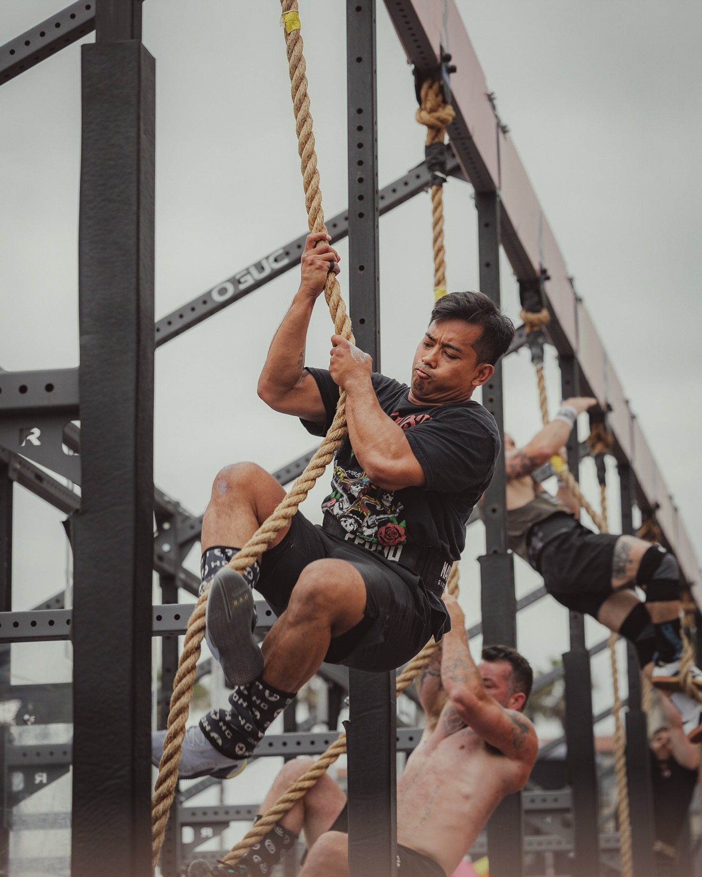 Finished strong @wodapalooza Day 3 👏🏽 
&mdash;&mdash;&mdash;&mdash;&mdash;&mdash;
#crossfitcompetition #wodapaloozasocal #athleteperformance #athletephotographer