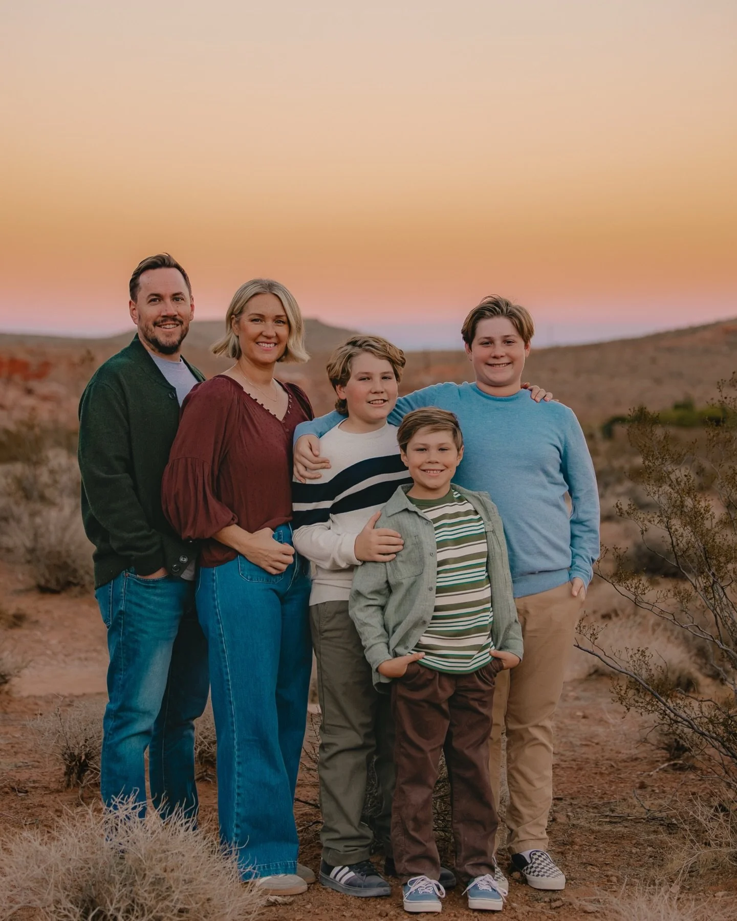 Love this time of year capturing sweet families. 🤎
&mdash;&mdash;&mdash;&mdash;&mdash;&mdash;
#familyphotoshoot #lifestylephotography #timeofyear #familyphotography
