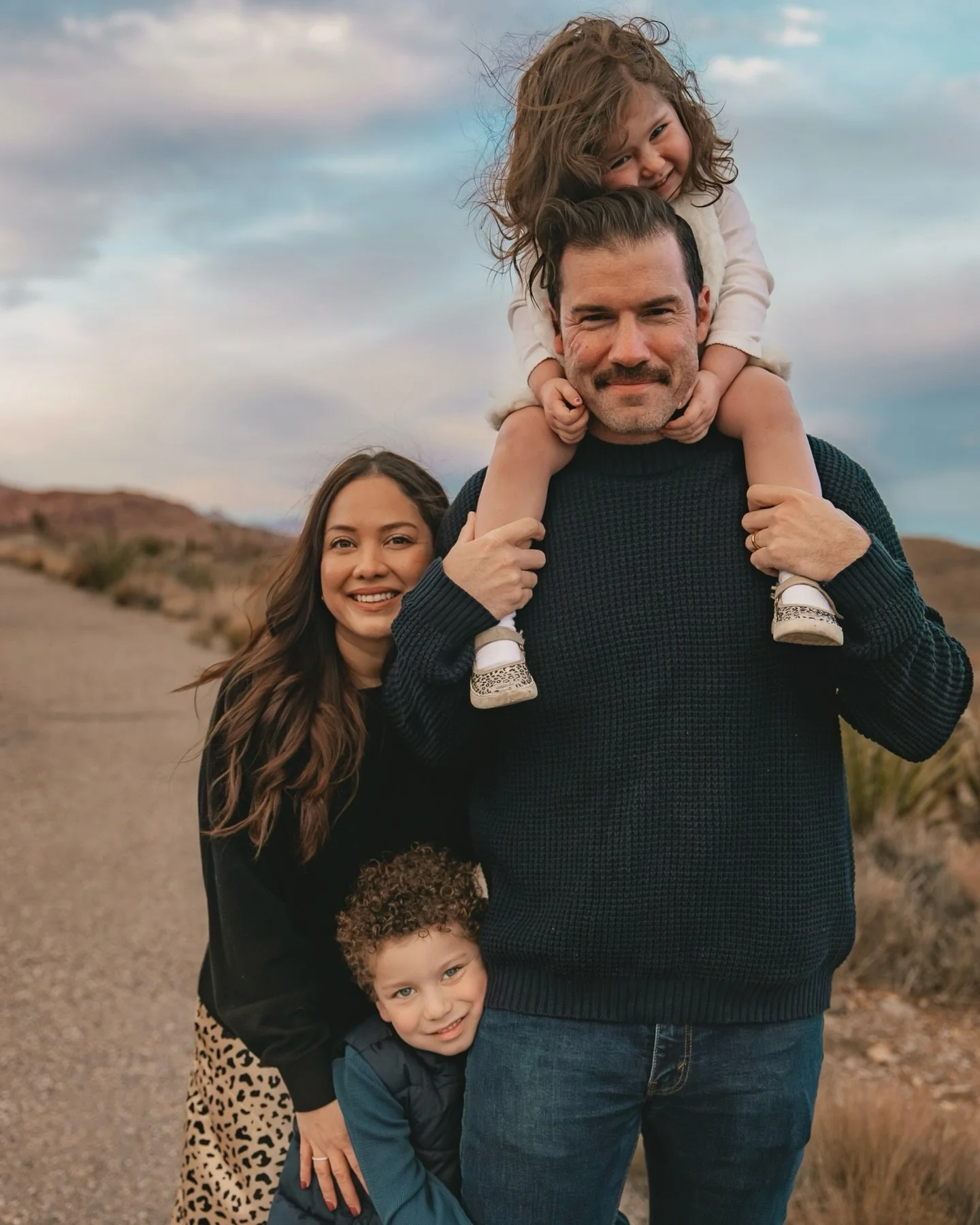 Precious moments in life are spent together. 🫶🏽
&mdash;&mdash;&mdash;&mdash;&mdash;&mdash;
#familyphotoshoot #familyportraits #lifestylephotographer #preciousmemories