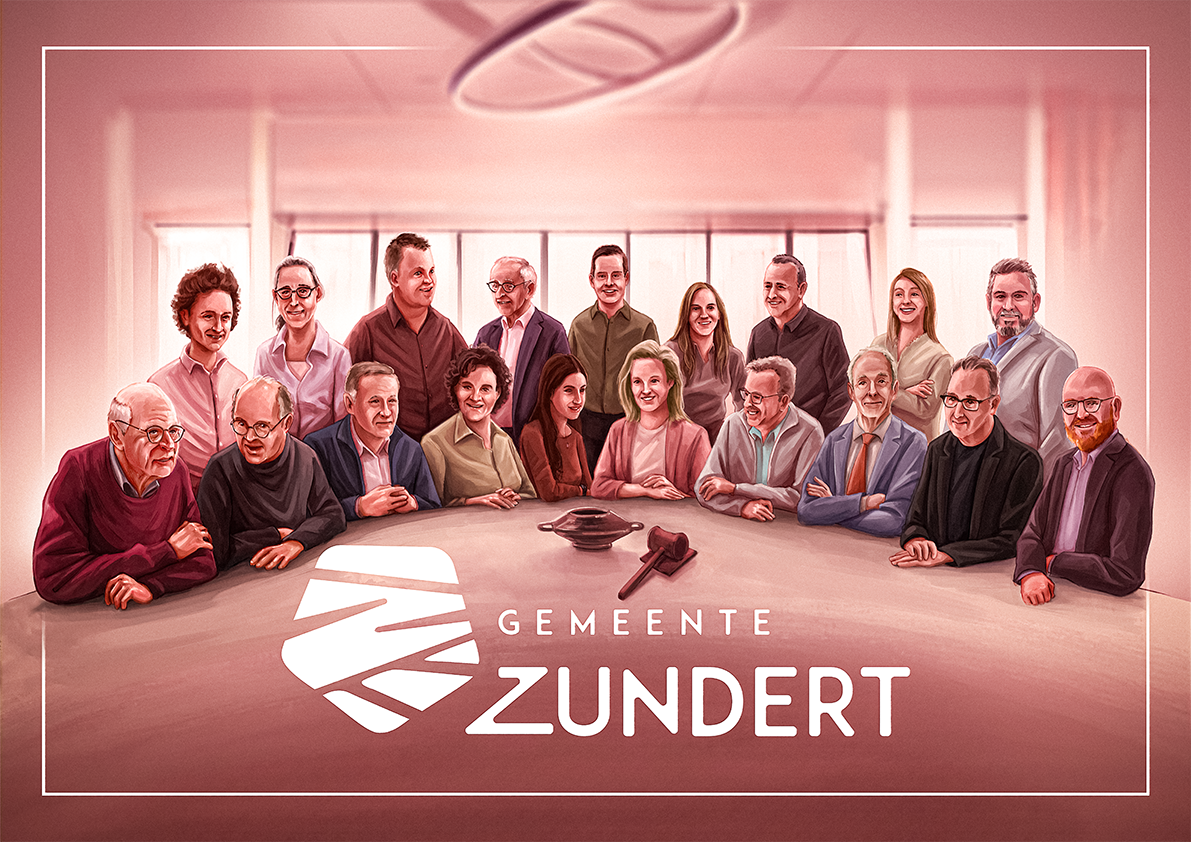 Groepsfoto van gemeenteraadsleden van Gemeente Zundert rond een tafel met een grote 'Zundert' tekst en logo, binnen in een vergaderruimte.