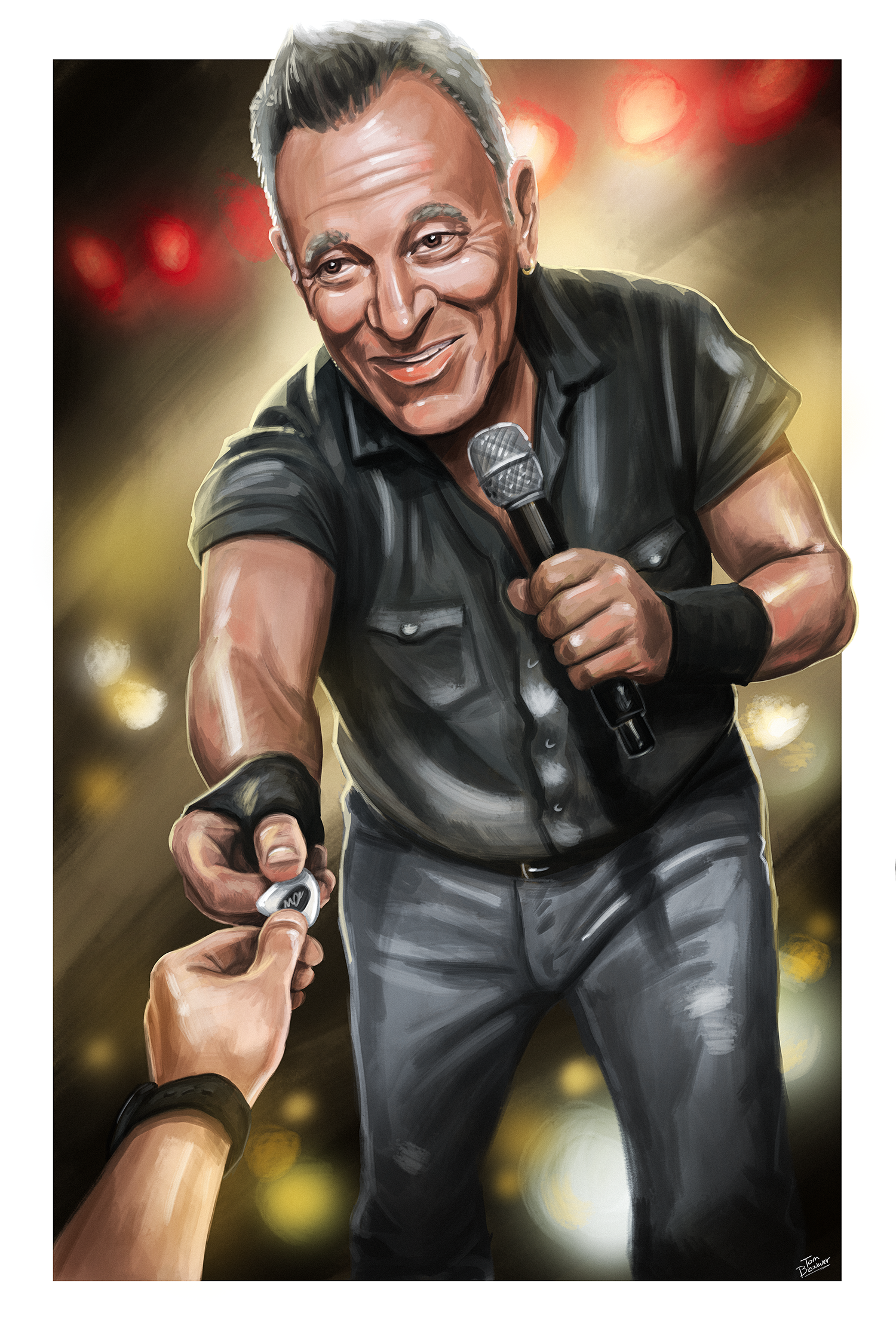 Een man met een grijze haarstijl en een glimlach, die een microfoon vasthoudt en naar iemand anders reikt, terwijl die persoon een speldje aan de man geeft. De achtergrond is voorzien van rode en gele lichten, en de afbeelding heeft een artistieke, gesilhouetteerde uitstraling.