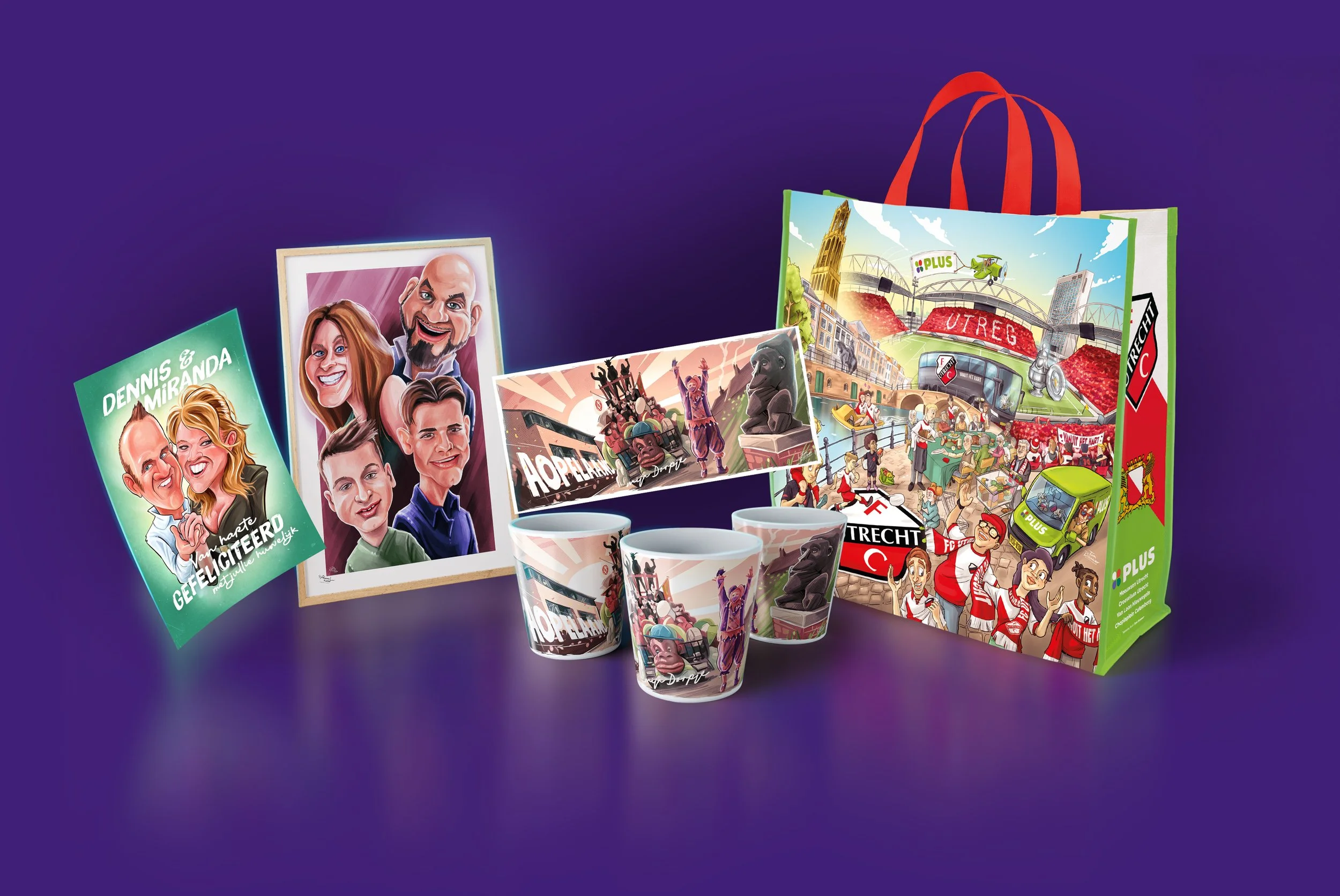 Een verzameling van gepersonaliseerde items voor een feest of cadeau, waaronder caricatuurportretten, mokken, kaarten en thematische decoraties met voetbalthema.