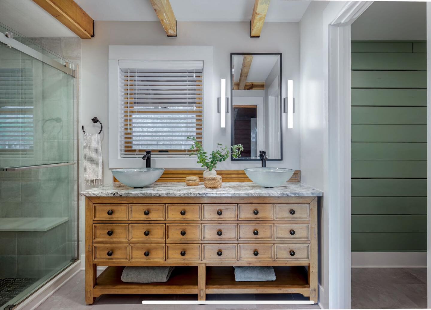 Life is messy let&rsquo;s be real!! I get to design beautiful spaces and take photographs of them when they have just been completed and staged.  But seriously who lives like this? 🤔 Comment if you have a perfectly clean vanity!! 👇

Design: Ruth Tr
