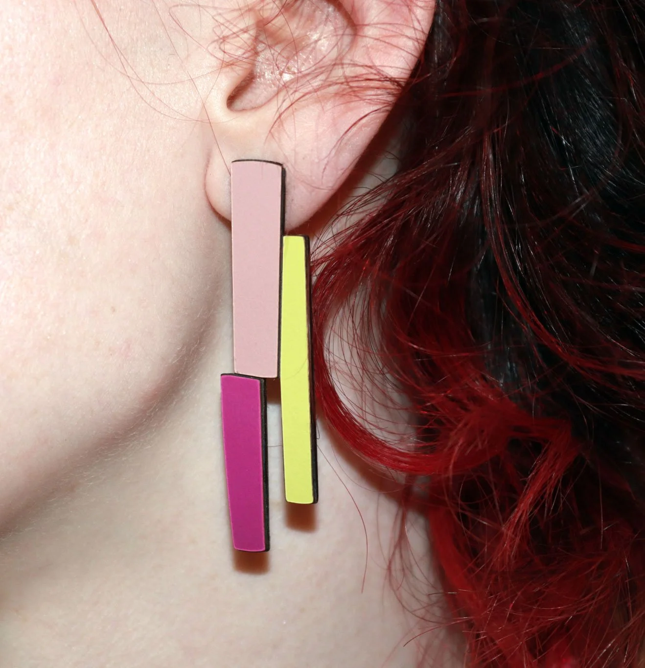 iki-formica-wood-earrings-model.jpg