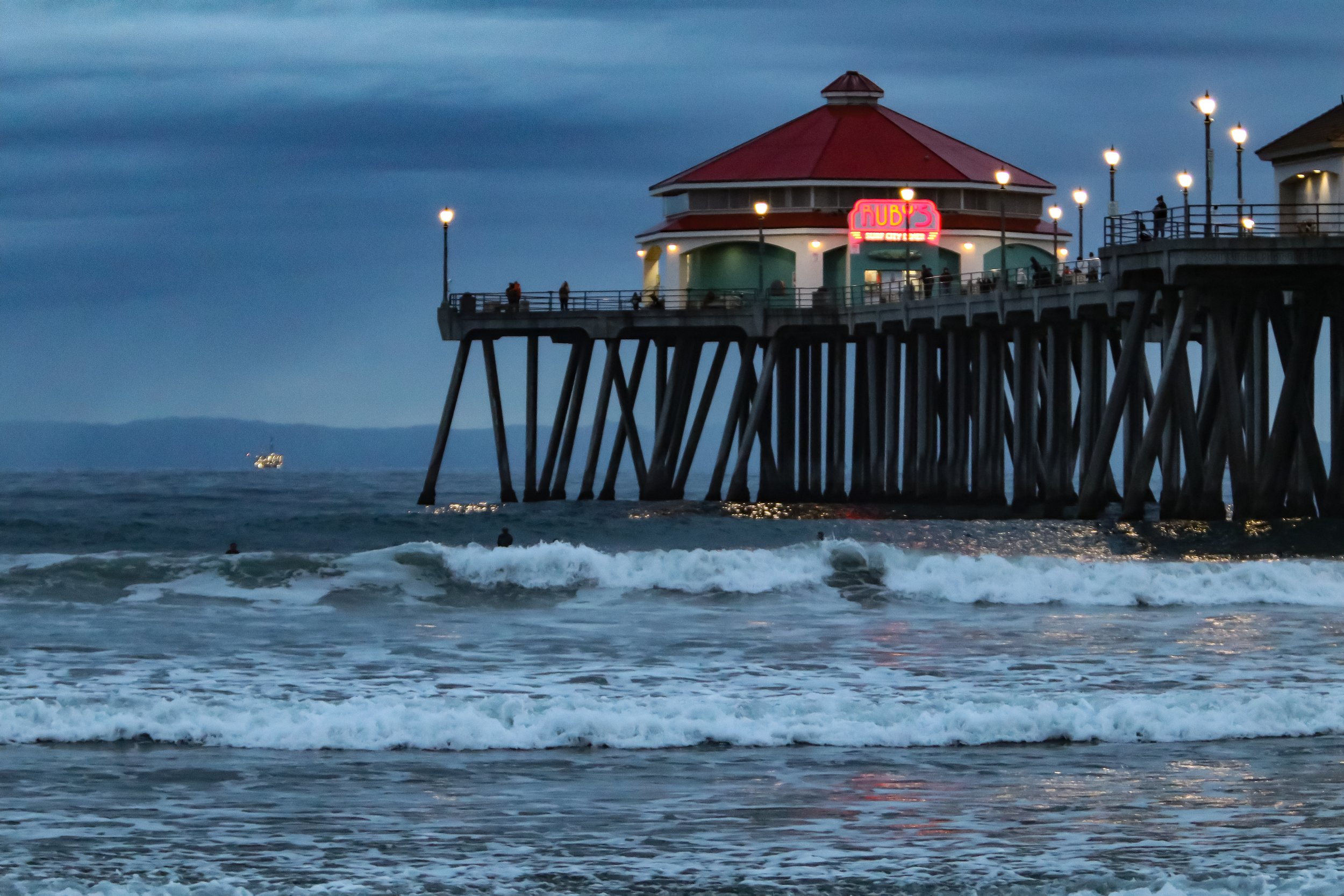 Huntington Beach Pier.jpg