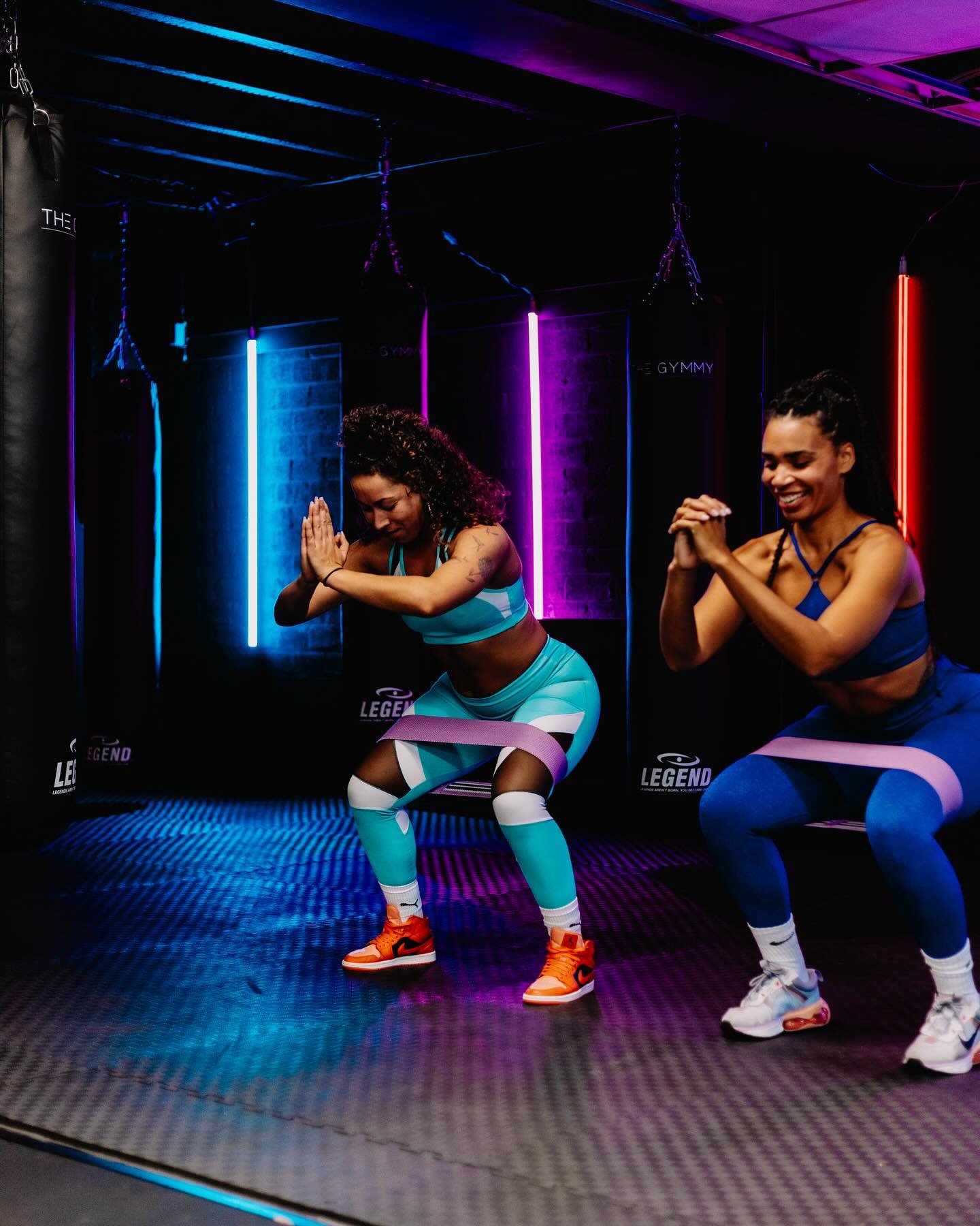 Gymmy Buddy bij The Gymmy 👩🏽&zwj;🤝&zwj;👩🏾

Veel van onze trouwe klanten komen via vrienden of kennissen sporten bij The Gymmy.
We horen altijd terug dat er zo een fijne en gemoedelijke sfeer hangt en daar zijn we trots op!

Neem jij ook gezellig