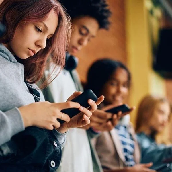 Protéger notre jeunesse face au pouvoir des réseaux sociaux