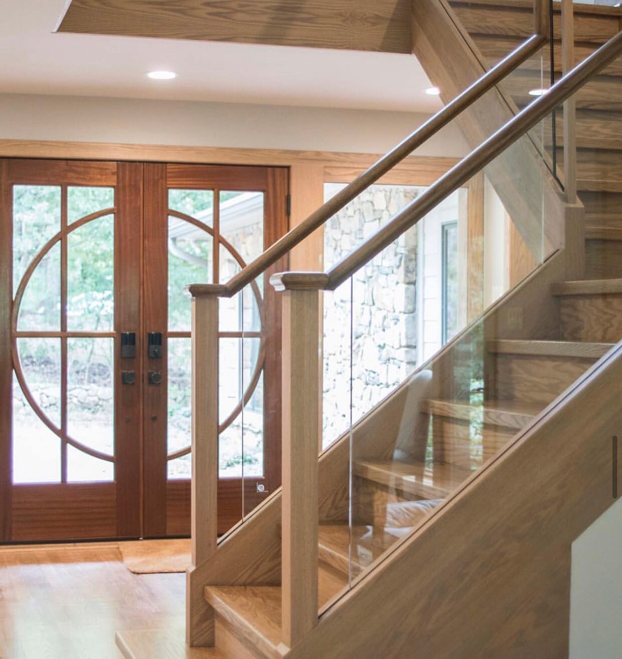 Sharing more details of this mid-century modern #chapelhill renovation on our feed. This home is filled with custom details to meet the style and vision of our client, like this @dallasmillworkinc new Sapele front door with Baldwin hardware, and red 
