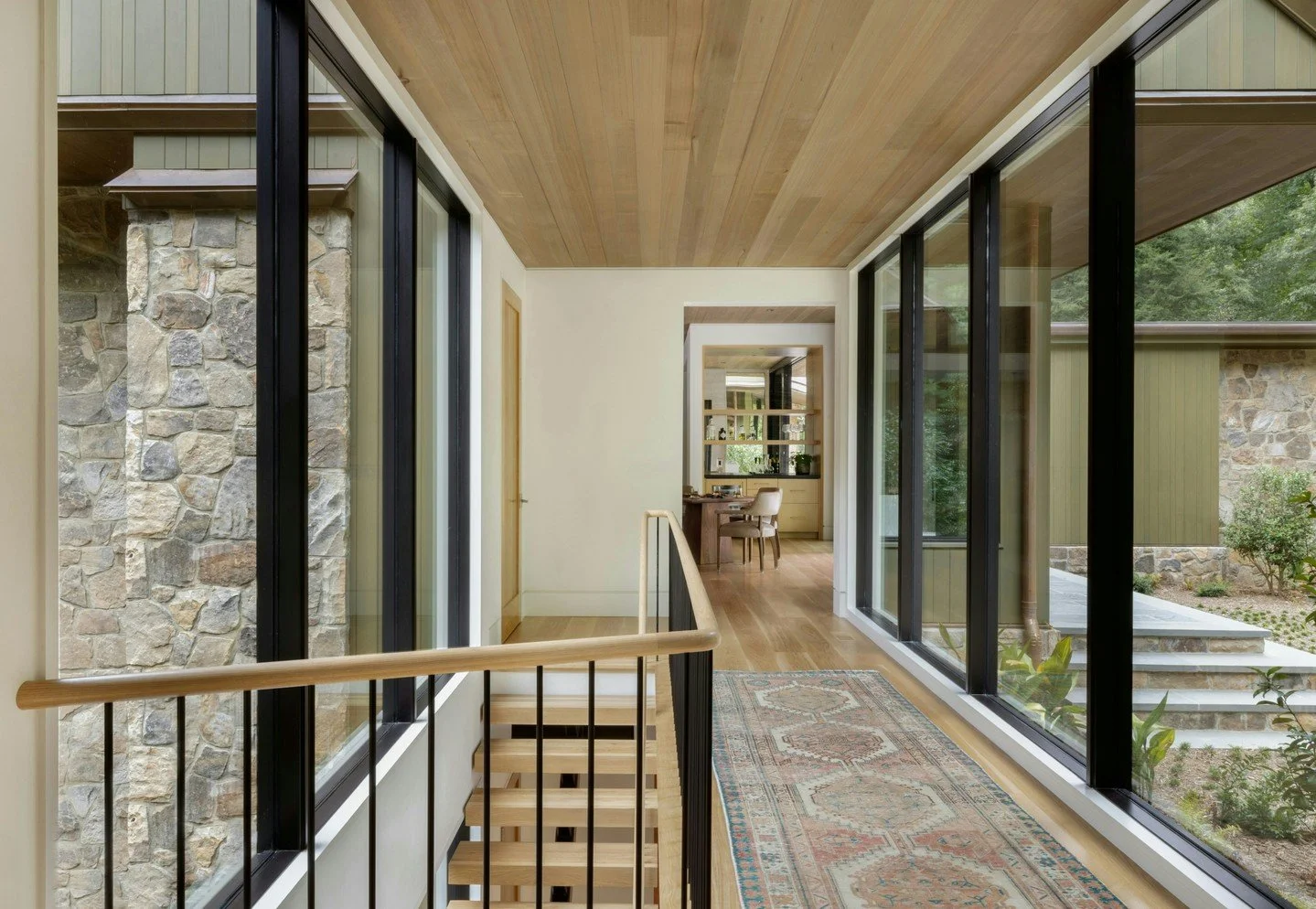 Floor-to-ceiling glass windows from @loewenwindows turn a simple hallway into one of the home’s most memorable moments. This season, it frames fall’s changing colors and fills the space with natural light.
Architect: @arcade_architecture