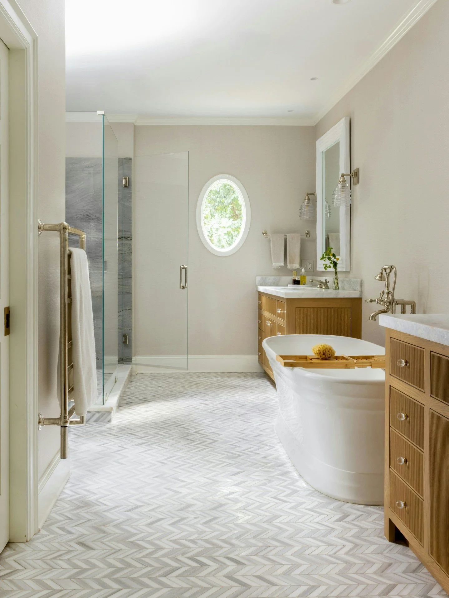 With the hustle and bustle of the holiday season now over, this calming primary bath is the ideal place to slow down &amp; relax. Swipe to see some of our favorite additions.

Photography: @auralakephotography

&bull;

&bull;

Will Johnson Building C
