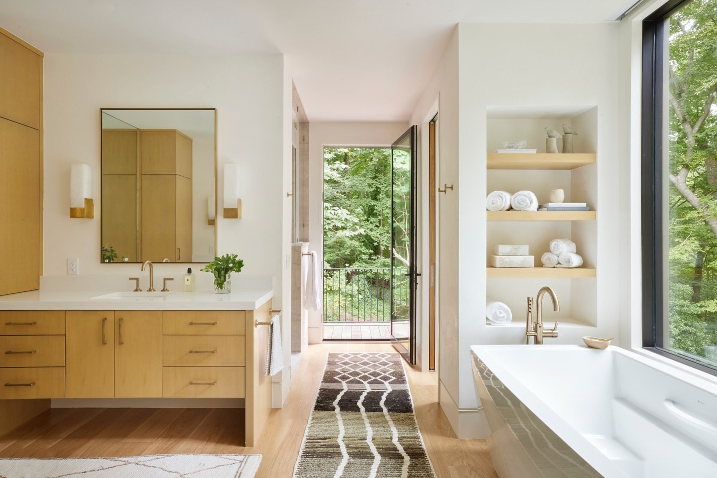 A bathroom that doesn&rsquo;t end at the walls. Our clients wanted a space that extended the primary bath to outside, complete with a shower that feels like you&rsquo;re in a treehouse.

Architect: @arcade_architecture_interiors 
Photography: @aurala