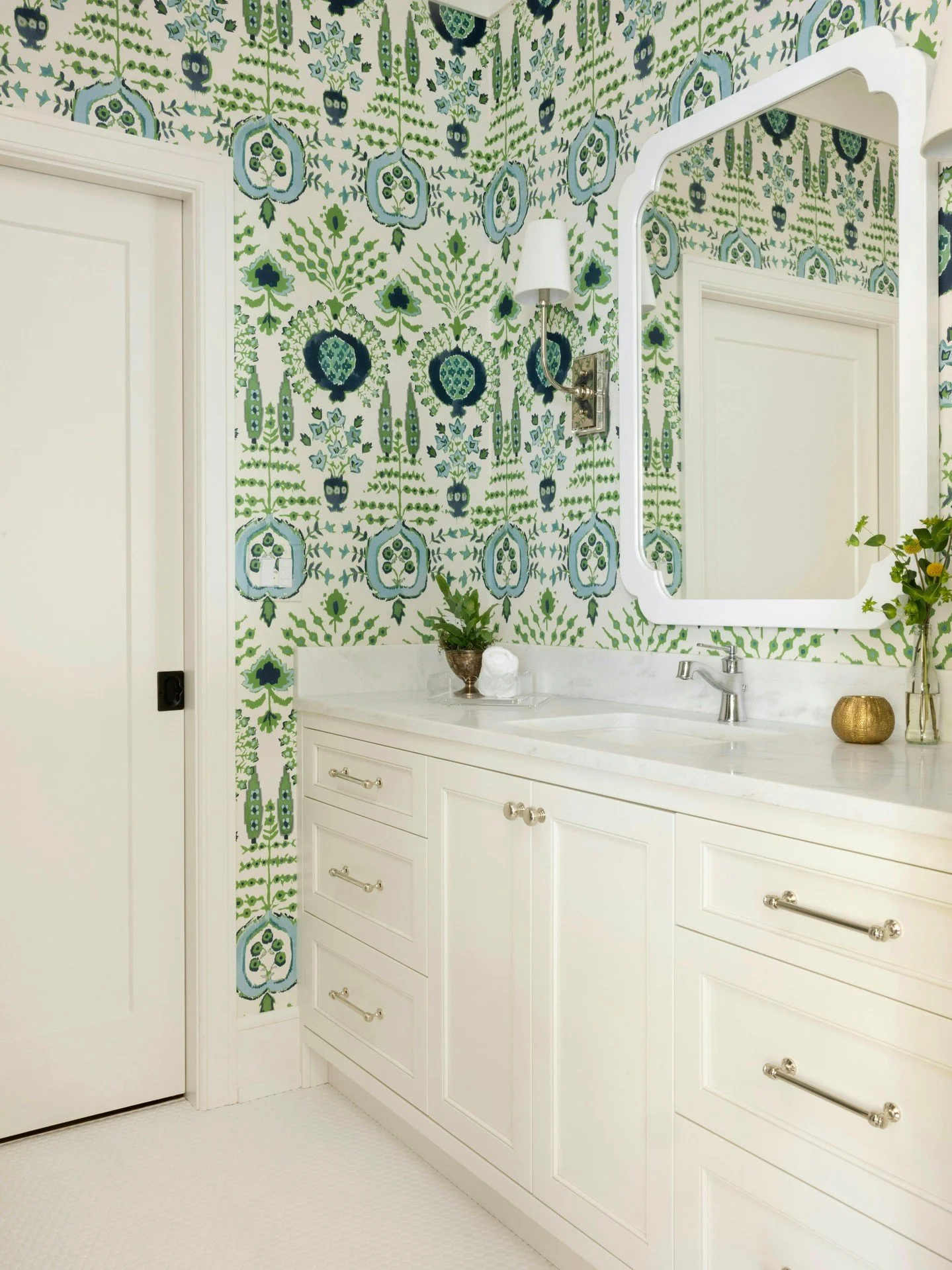 Wallpaper has a way of bringing unexpected layers to a home. Whether bold or subtle, every pattern is thoughtfully chosen to reflect the story unfolding inside each space. It&rsquo;s these kinds of small details that help turn a house into something 