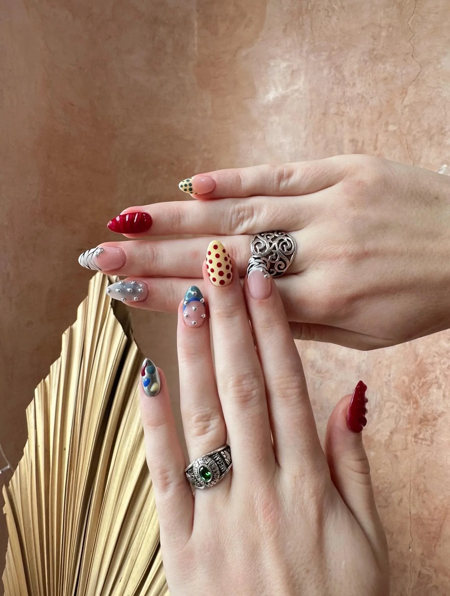 Mismatch nails, but make it art 🎨💅🏻
Every finger has its own moment.
Book your spot now and let us create yours ✨

#RosiesNailBar #CangguNails #NusaLembongan #BaliNails #NailInspo