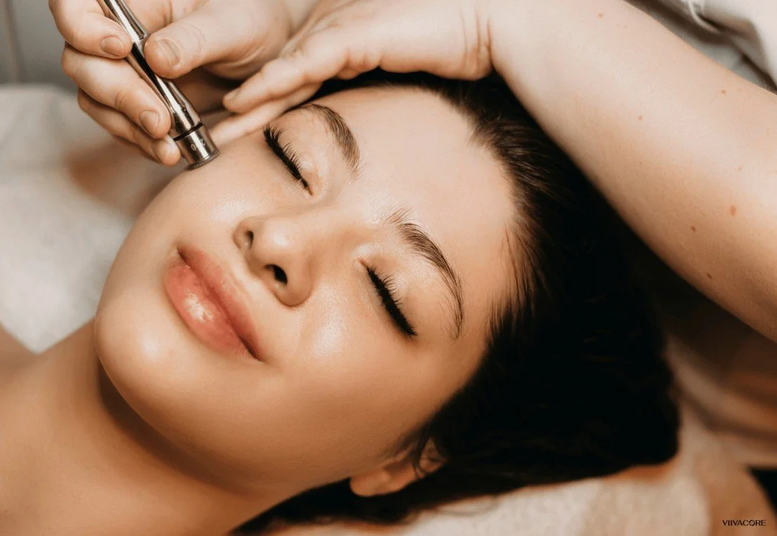 Nettoyage de peau professionnel à Boucherville : pourquoi votre peau mérite mieux qu’un nettoyage maison