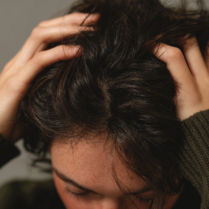 Cuir chevelu tendu, nuque raide et mal de tête : le lien que personne ne vous explique